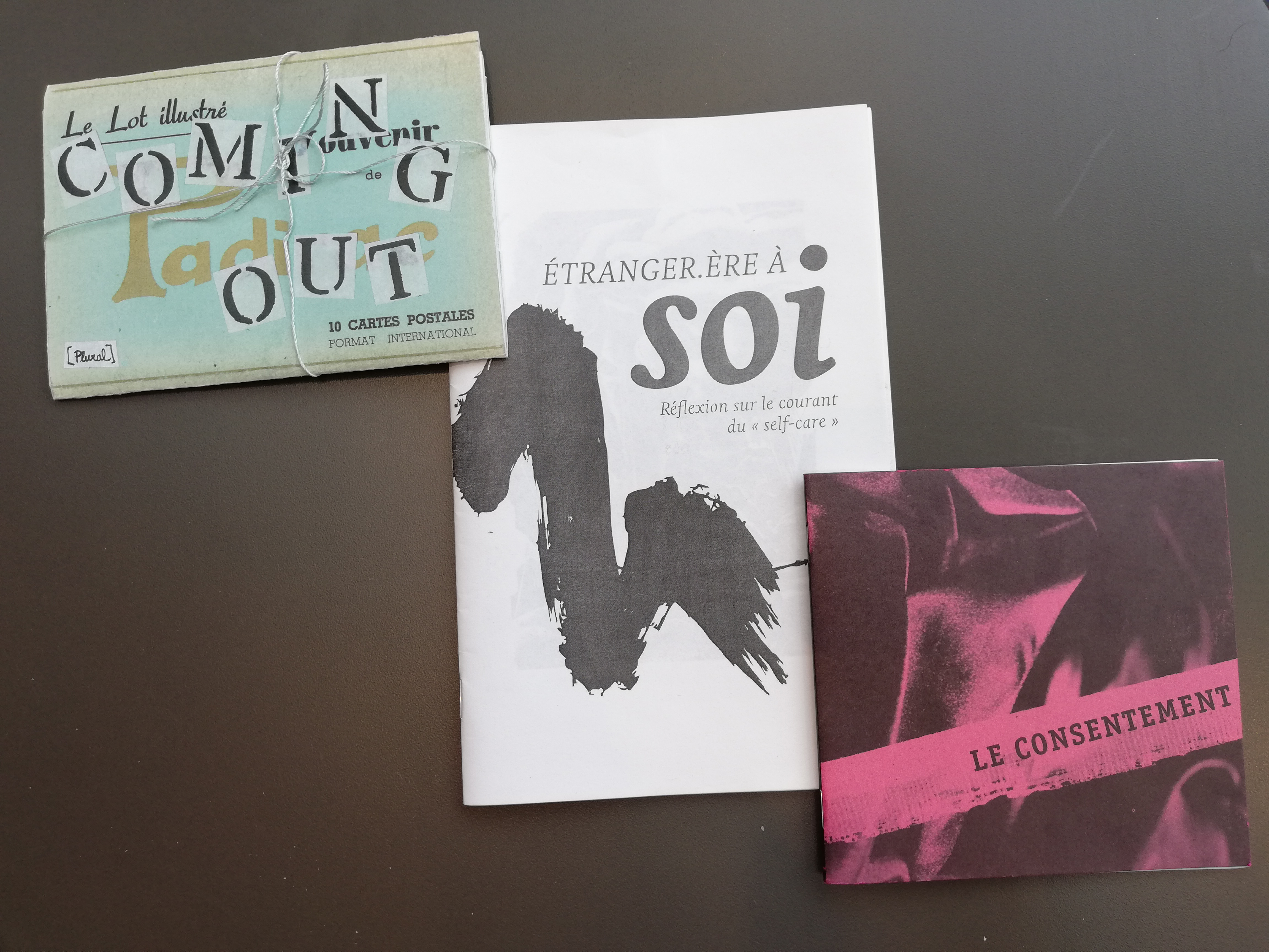 Trois zines : Coming out, Étranger à soi et Le consentement.