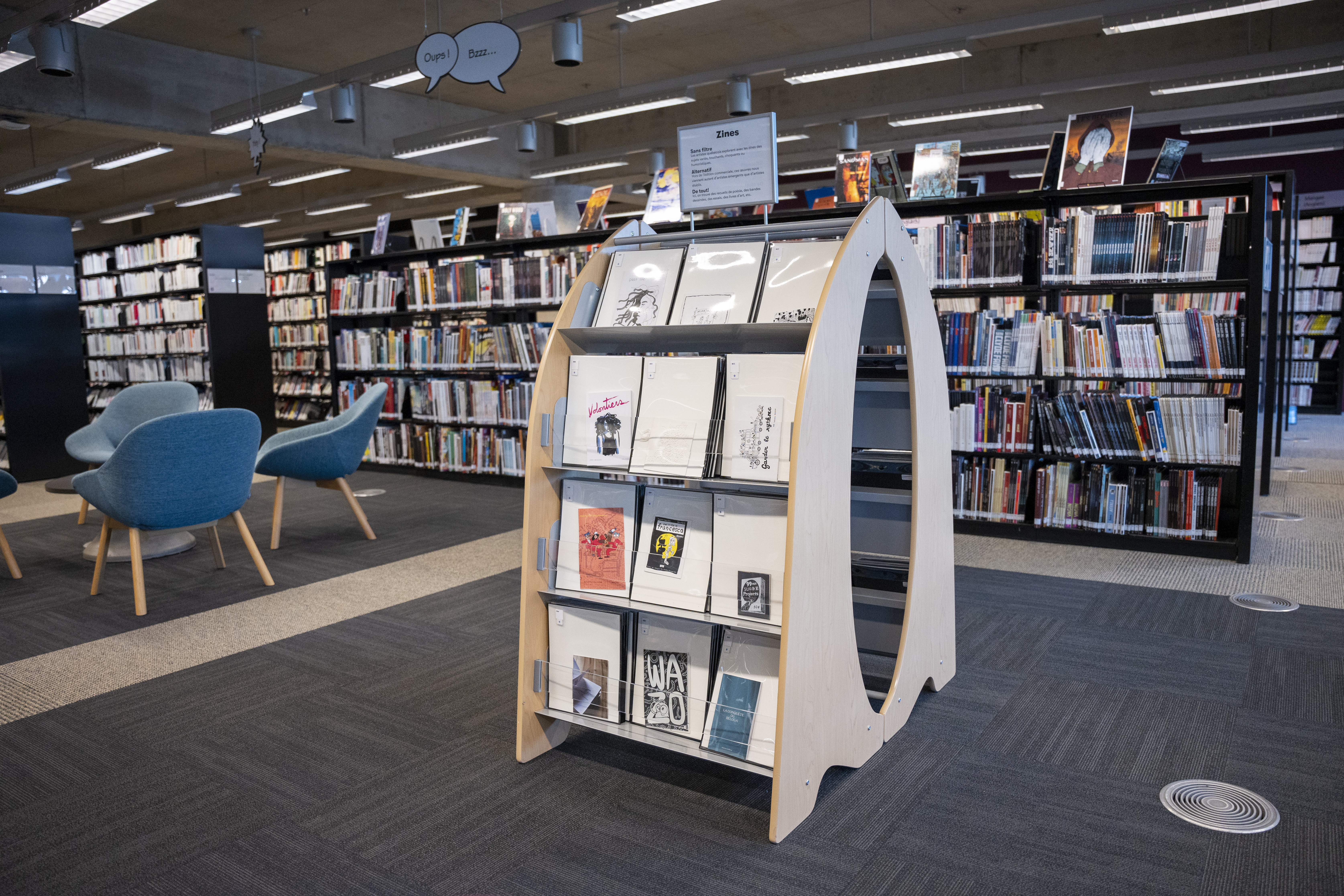 Présentoir de zines.