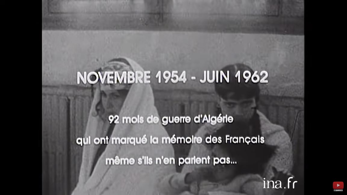 Une femme, une jeune fille et une fillette. Extrait d'un film en noir et blanc. Texte sur l'écran : Novembre 1954 - juin 1962 - 92 mois de guerre d'Algérie qui ont marqué la mémoire des Français même s'ils n'en parlent pas...