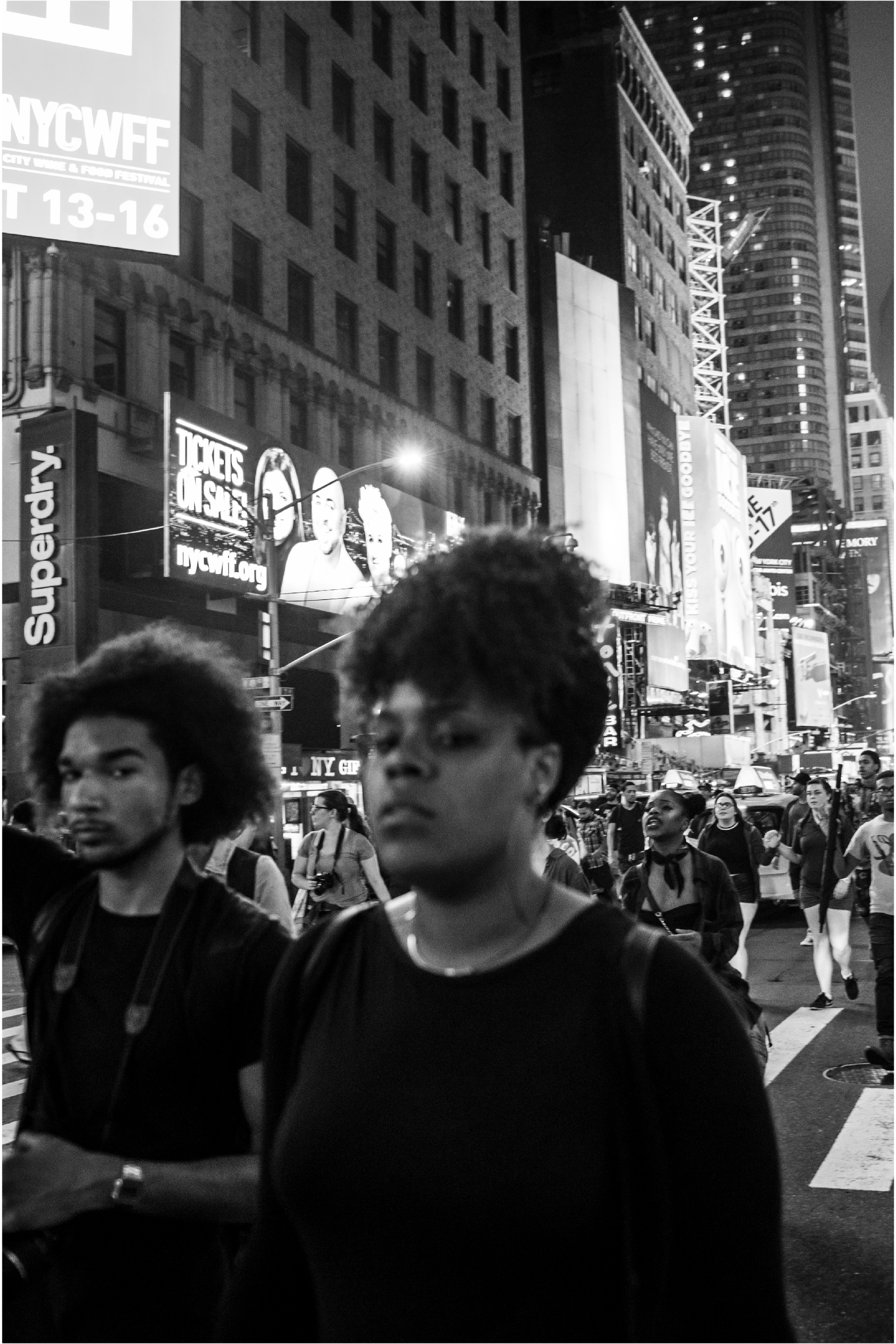 Photo en noir et blanc. Manifestation à New York contre la brutalité policière envers les Afro-américains.