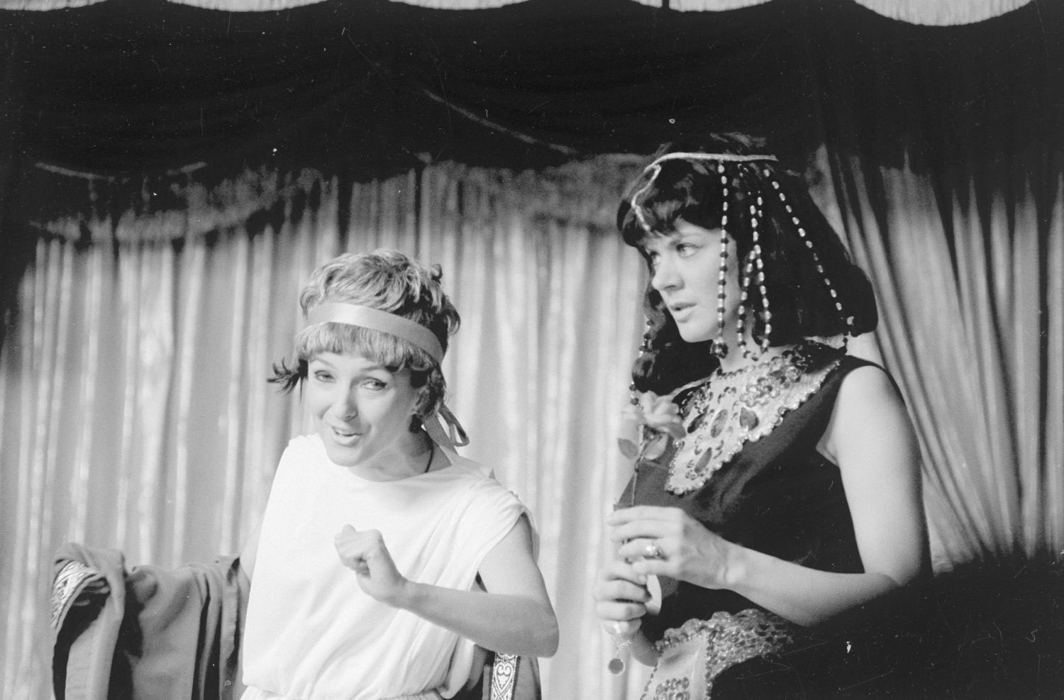 Deux femmes costumées.