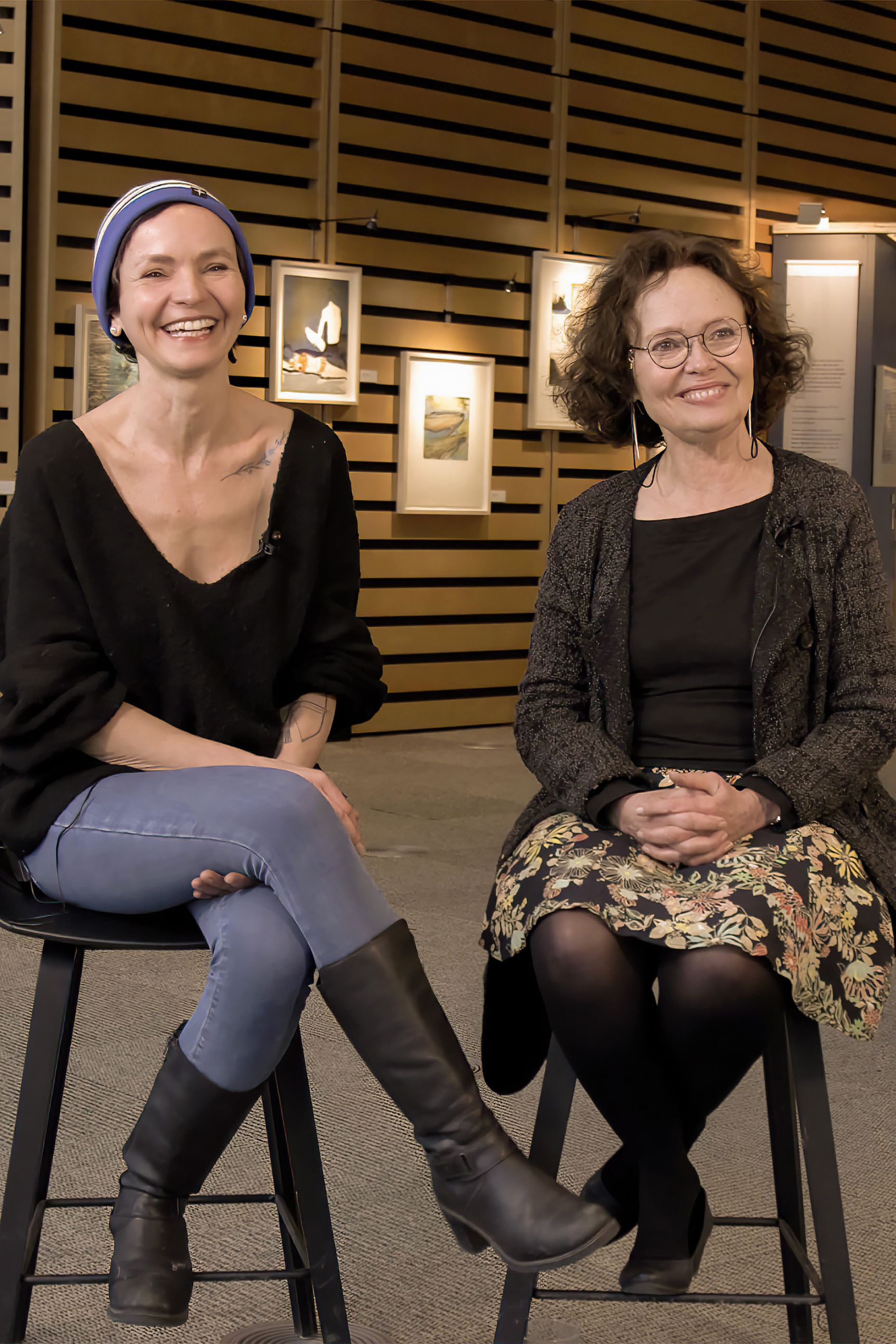 Photo de Manon Barbeau et Anaïs Barbeau-Lavalette à la Grande Bibliothèque.