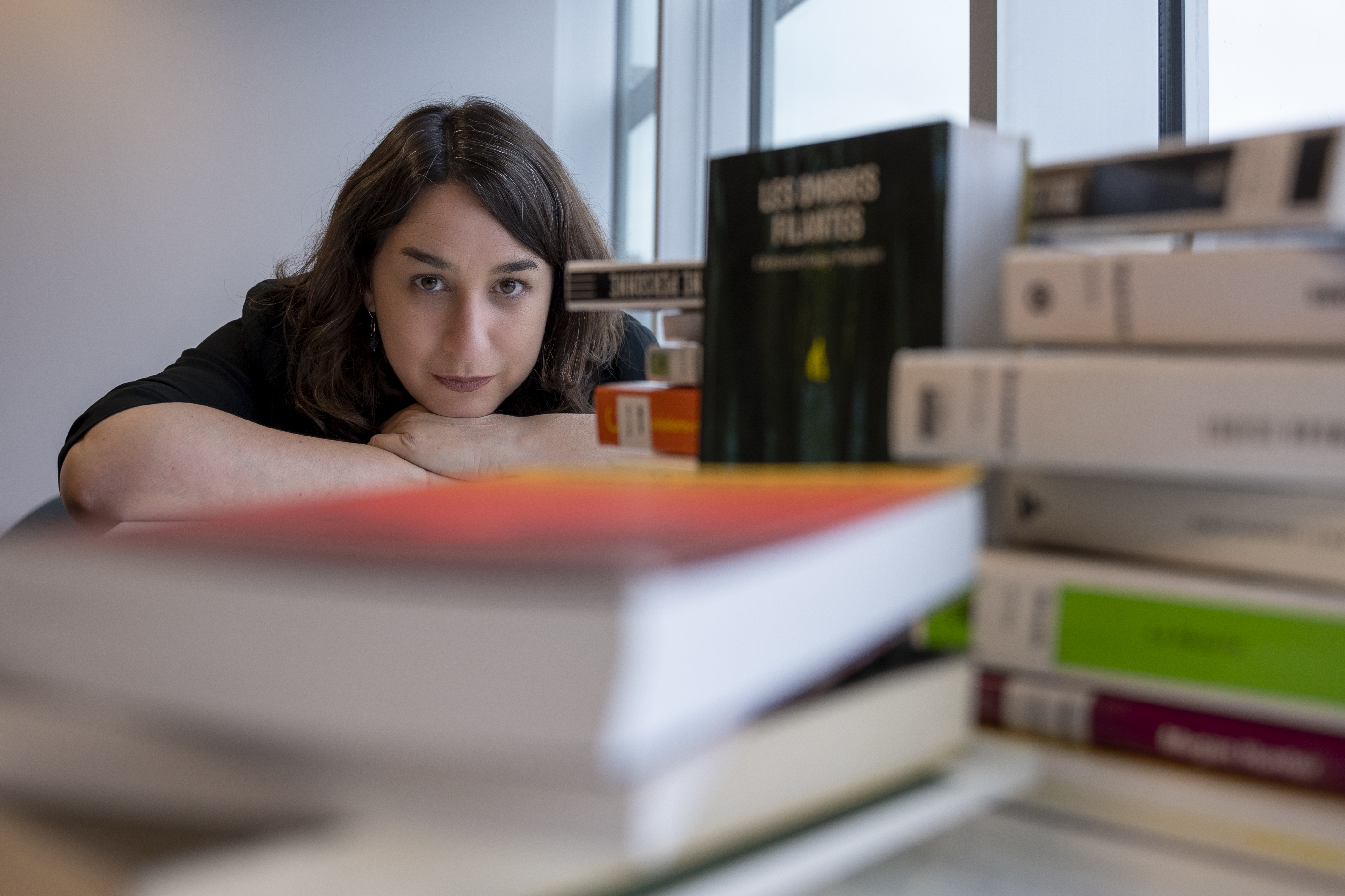 Esther Laforce entourée de livres.