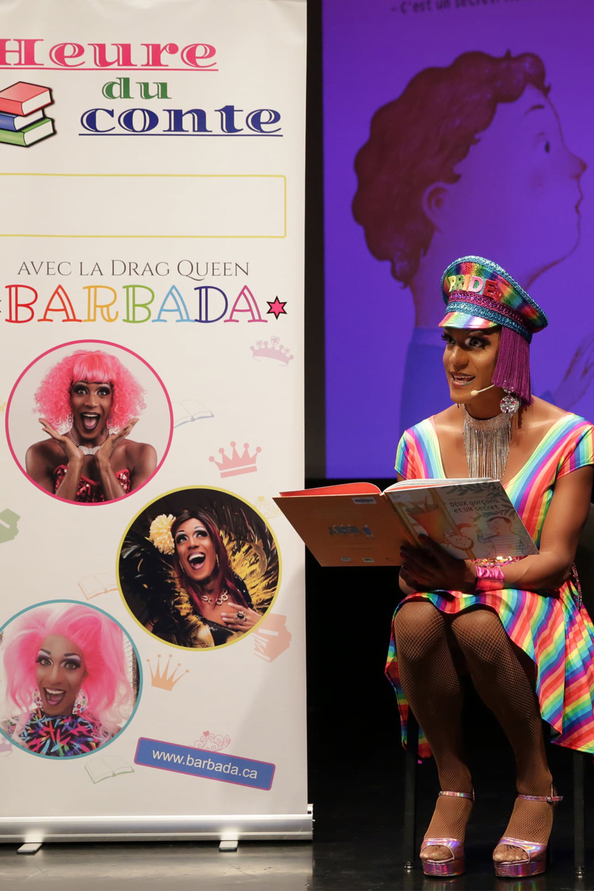 Photo de la drag queen Barbada lors de l'activité "L'Heure du conte" à la Grande Bibliothèque