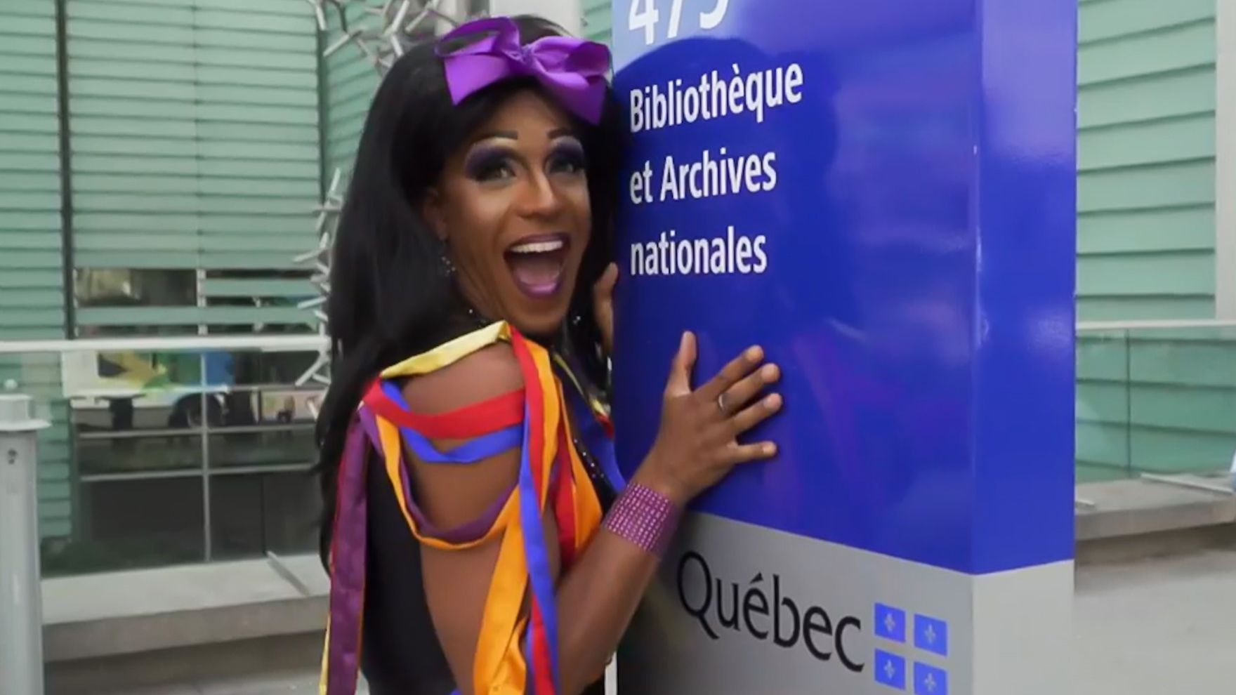 Barbada devant le panneau BAnQ de la Grande Bibliothèque