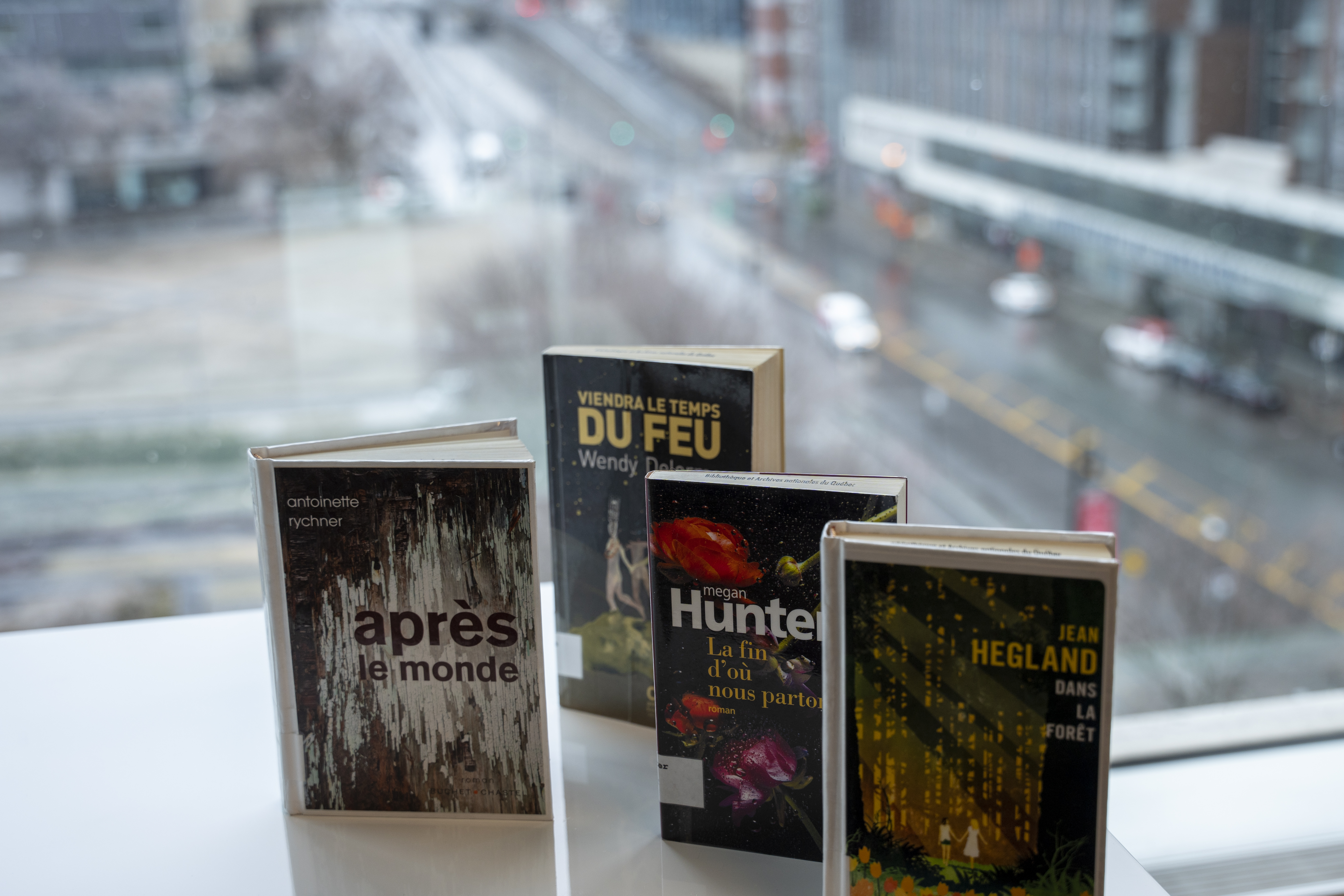 Les livres Après le monde d'Antoinette Rychner, Viendra le temps du feu de Wendy Delorme, La fin d'où nous partons de Megan Hunter et Dans la forêt de Jean Hegland