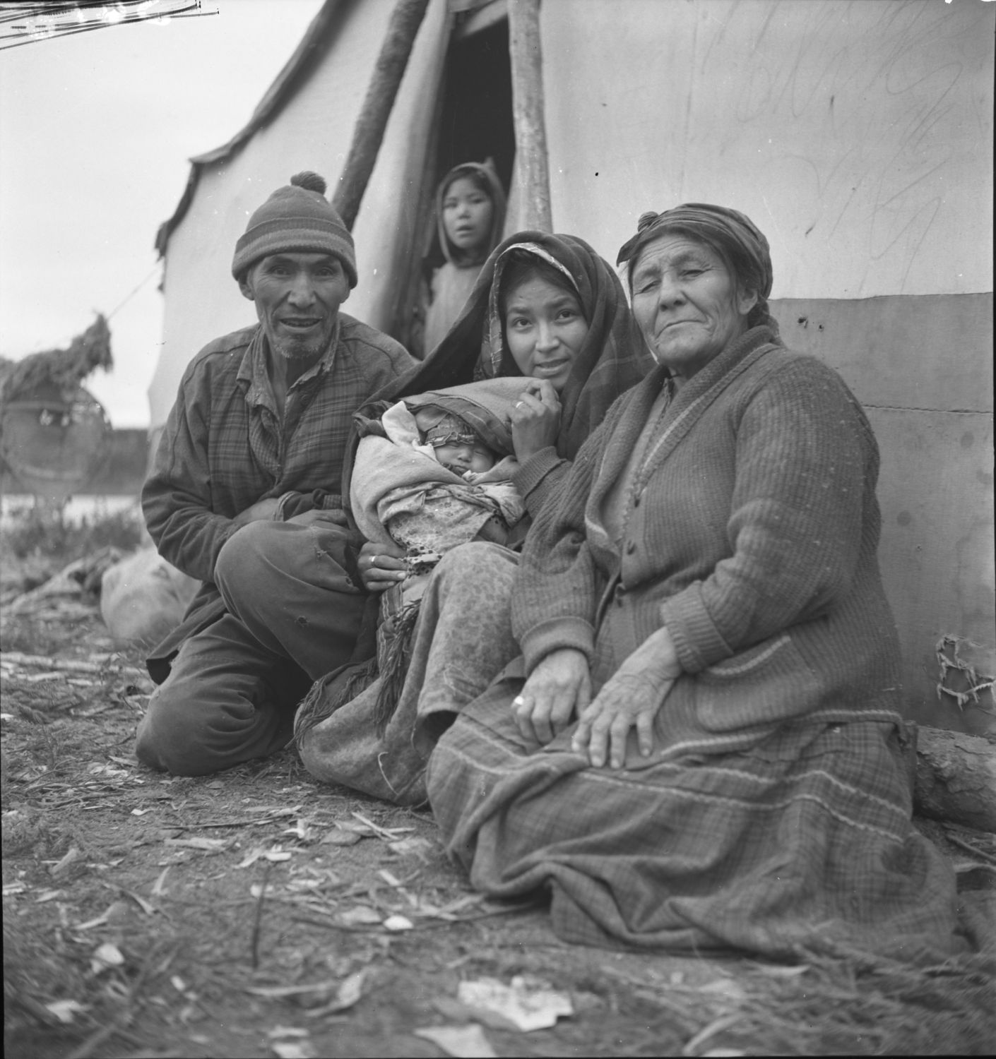 Le grand-père et la grand-mère puis la mère et le bébé Inish, 1941