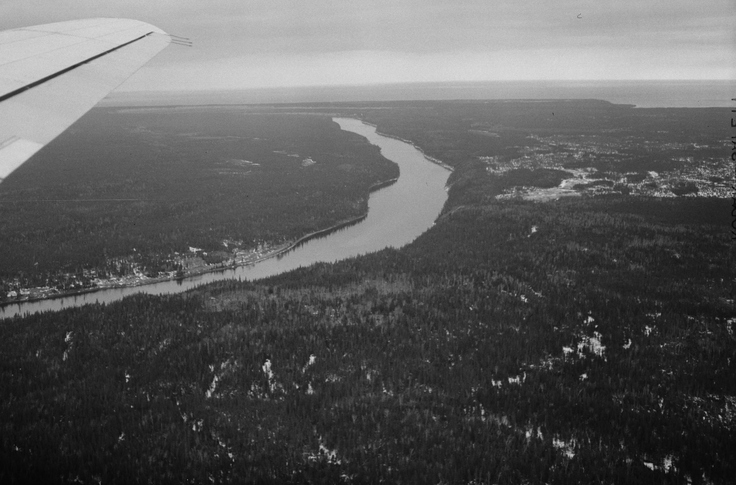 Vue aérienne de la rivière Moisie, 3 mai 1951