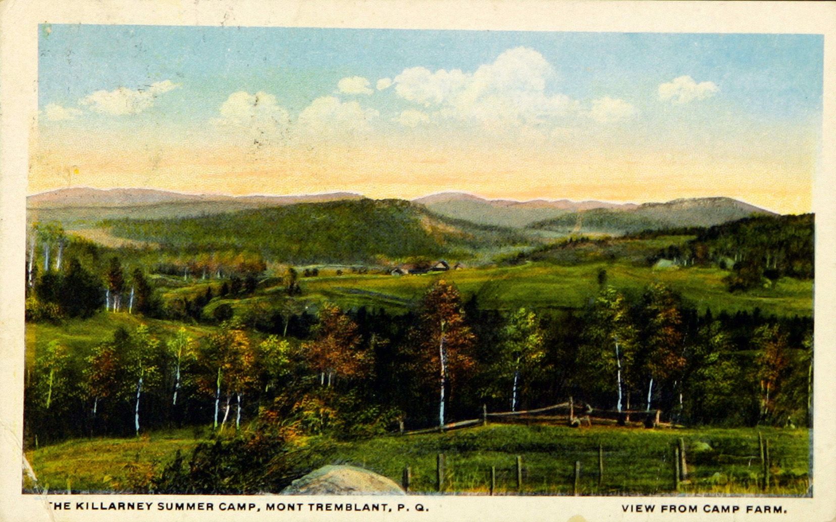 Carte postale illustrant le Mont Tremblant. On aperçoit des arbres et des montagnes à l'horizon
