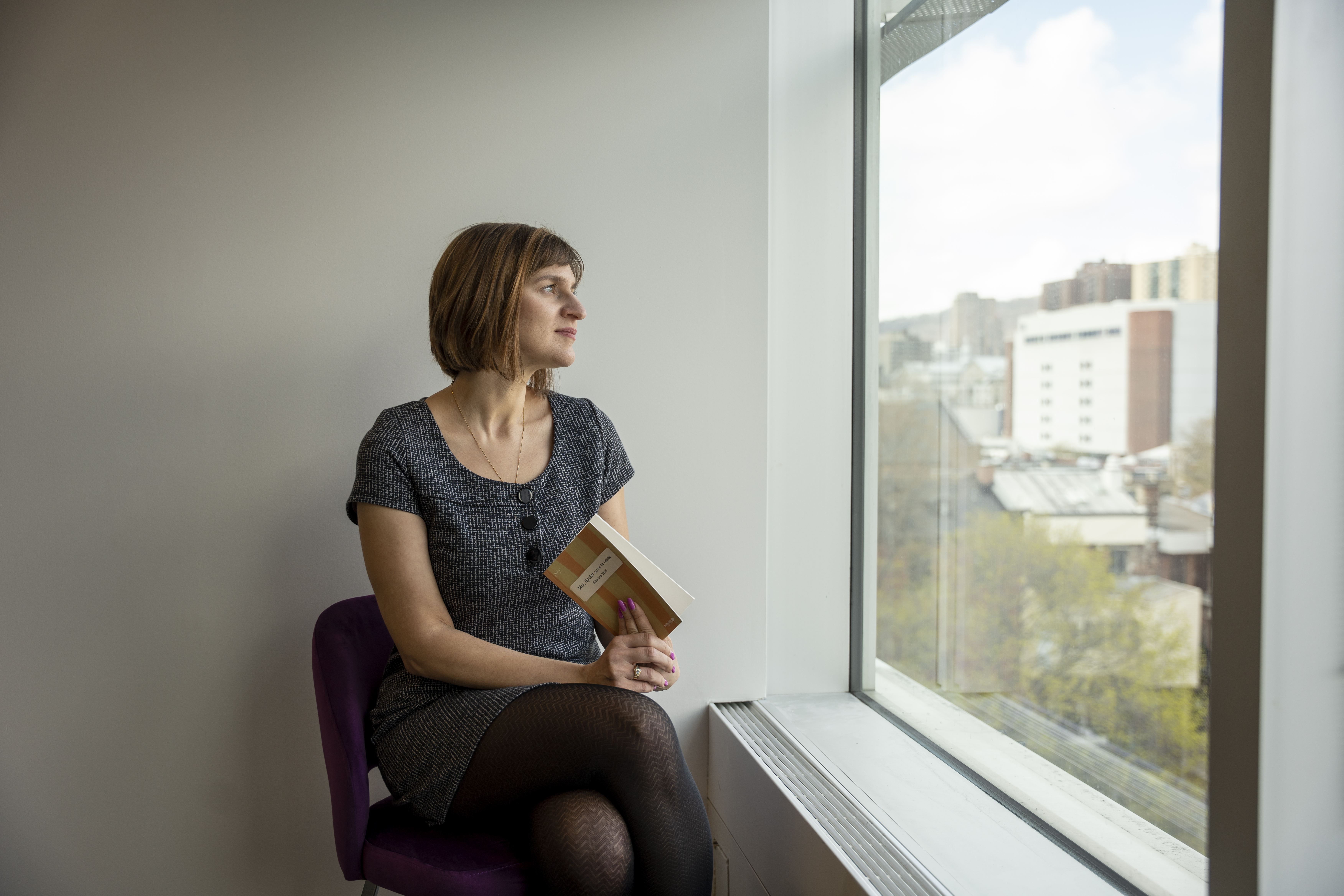 Lidia, bibliothécaire à la Grande Bibliothèque tenant le livre "Moi, figuier sous la neige"