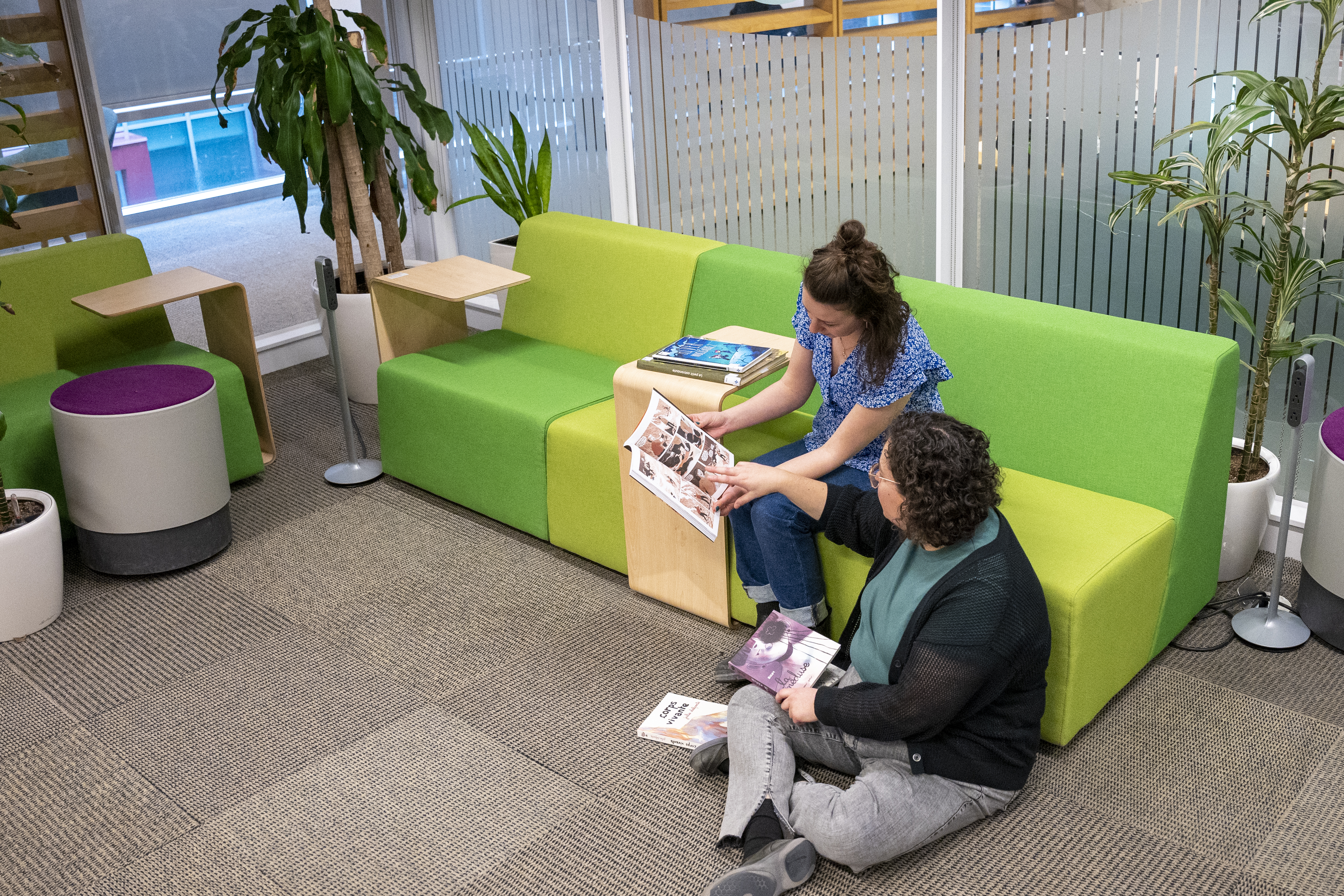 Deux femmes regardent des bandes dessinées.