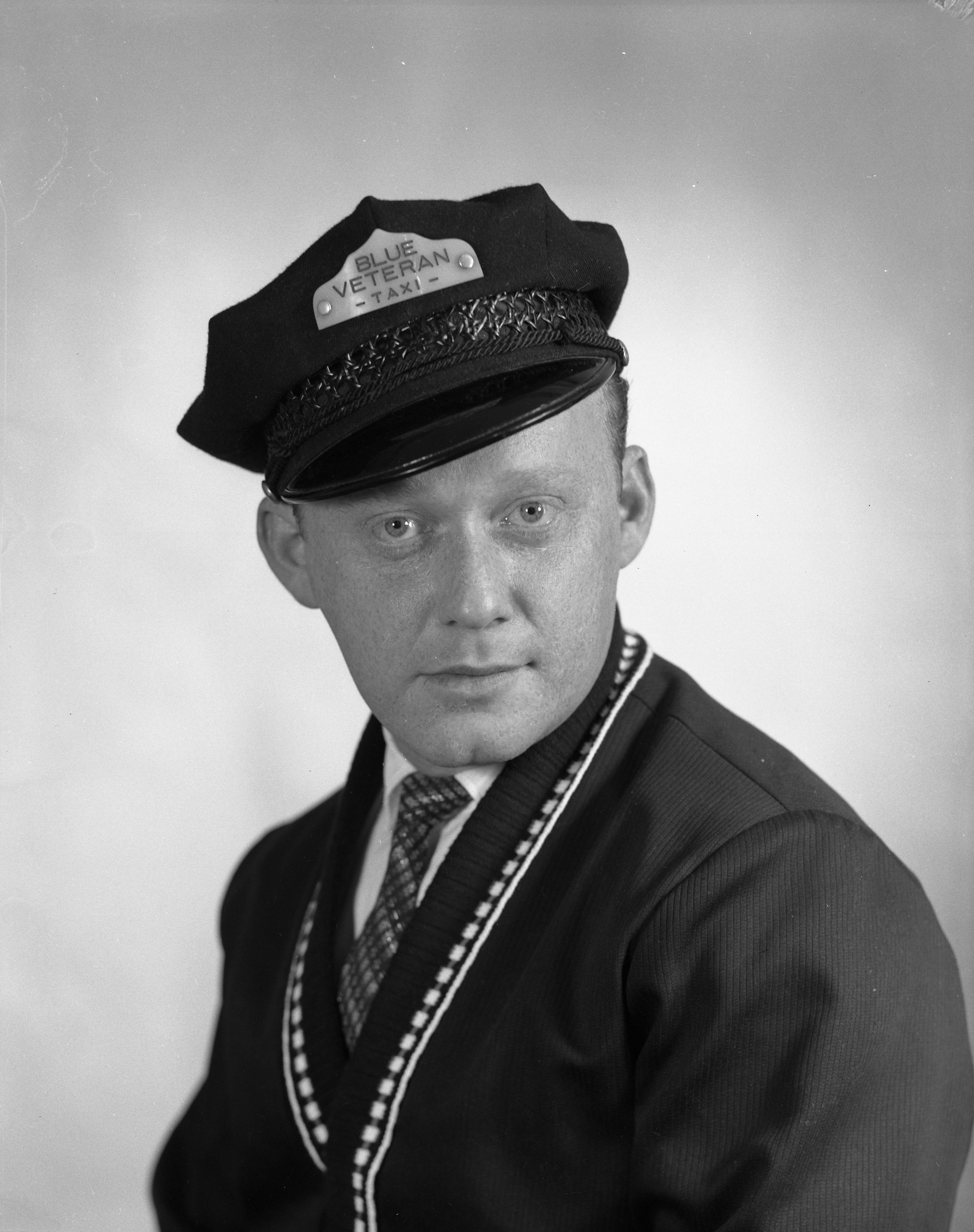 Robert Quirion, chauffeur de taxi de la compagnie Blue Veteran Taxi de Sherbrooke, 1960