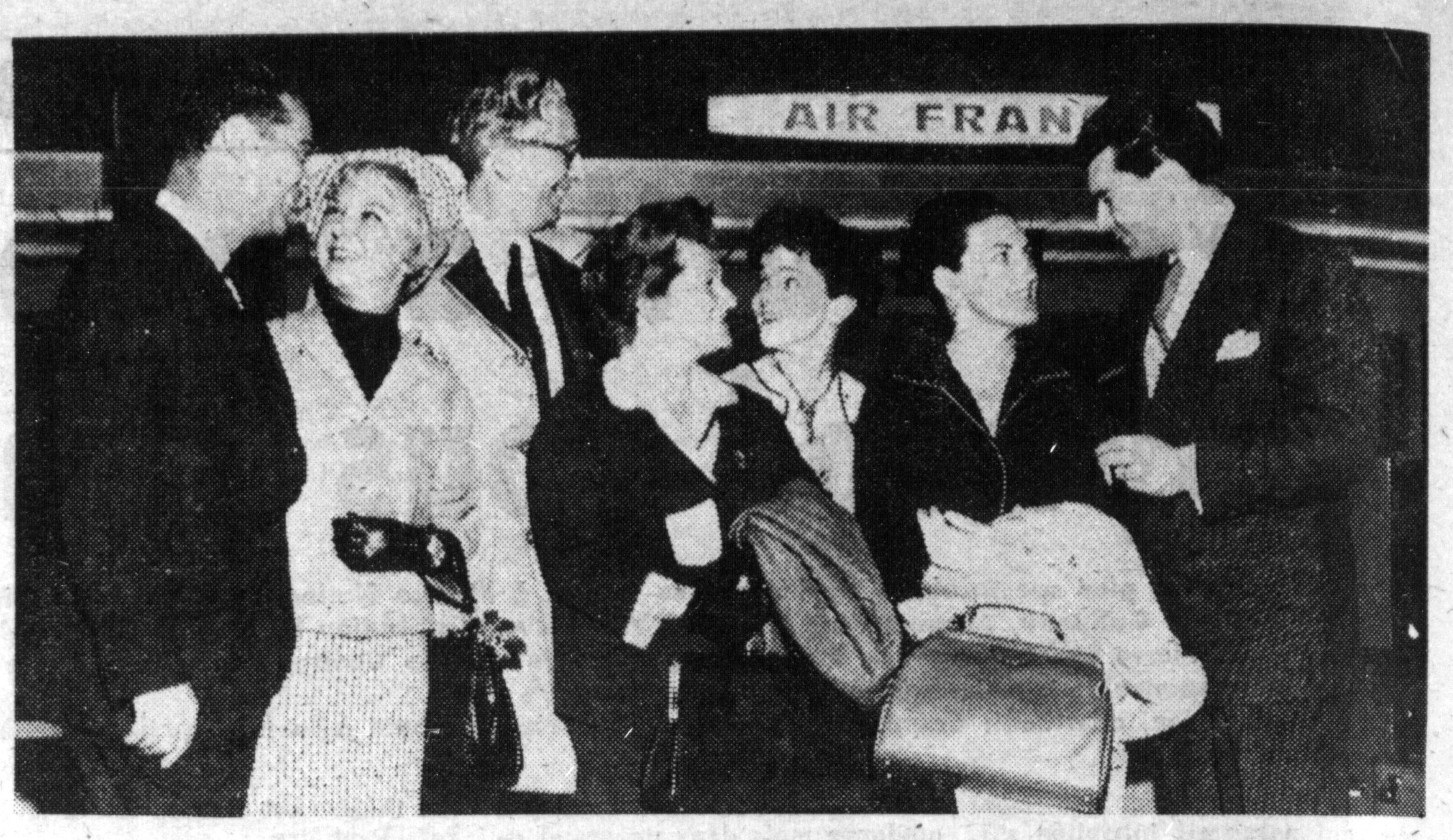 Nous voyons sur cette photo Denyse Saint-Pierre (en tailleur clair), Yvette Brind’Amour. Mercedes Palomino est au centre