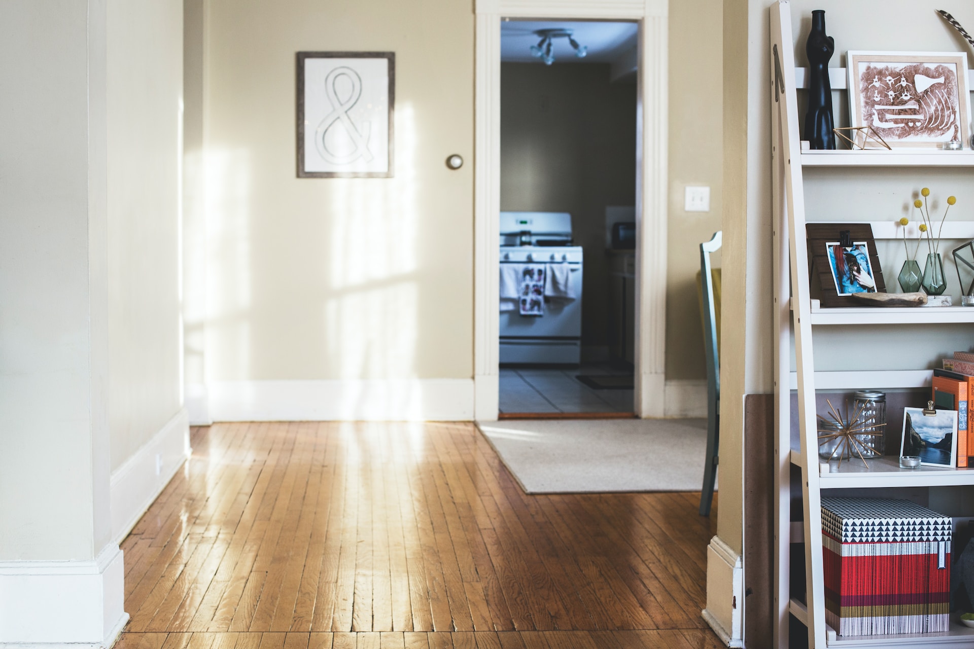 Intérieur d'un appartement ensoleillé.