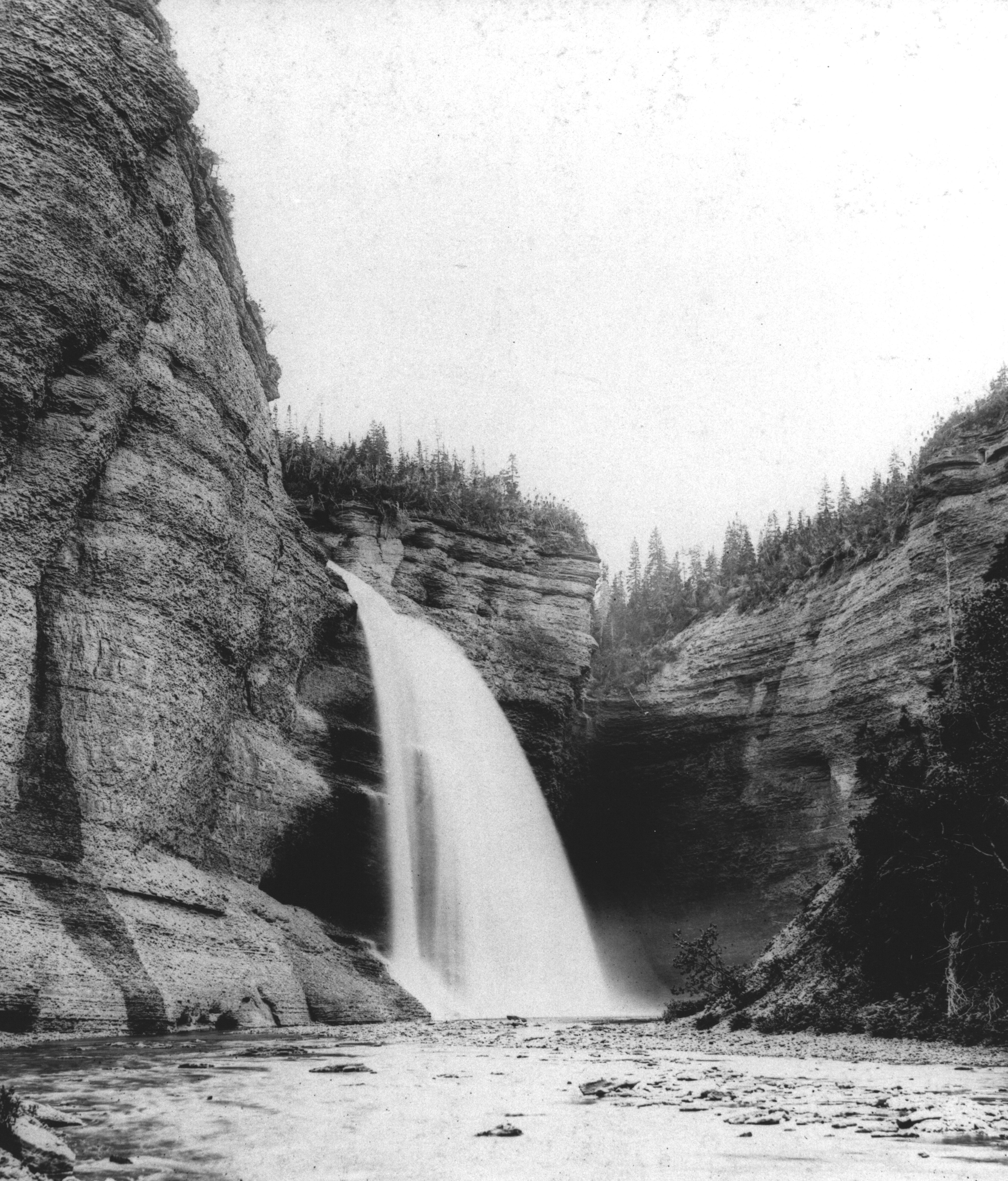 Vue de la chute de la rivière Vauréal sur l'île d'Anticosti  