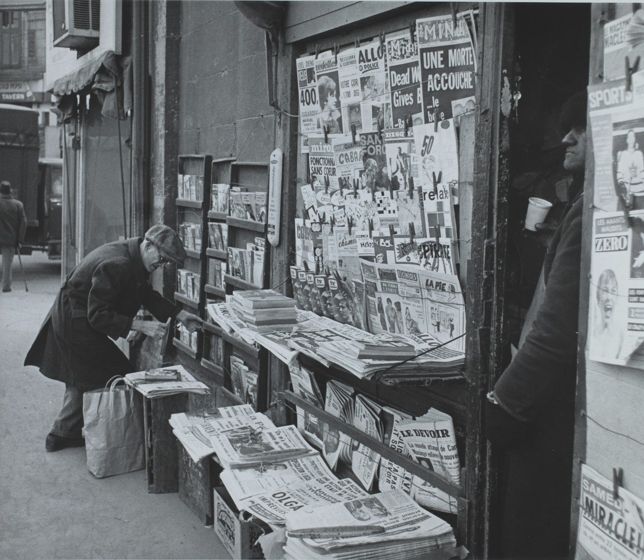 Un vendeur de journaux devant son kiosque