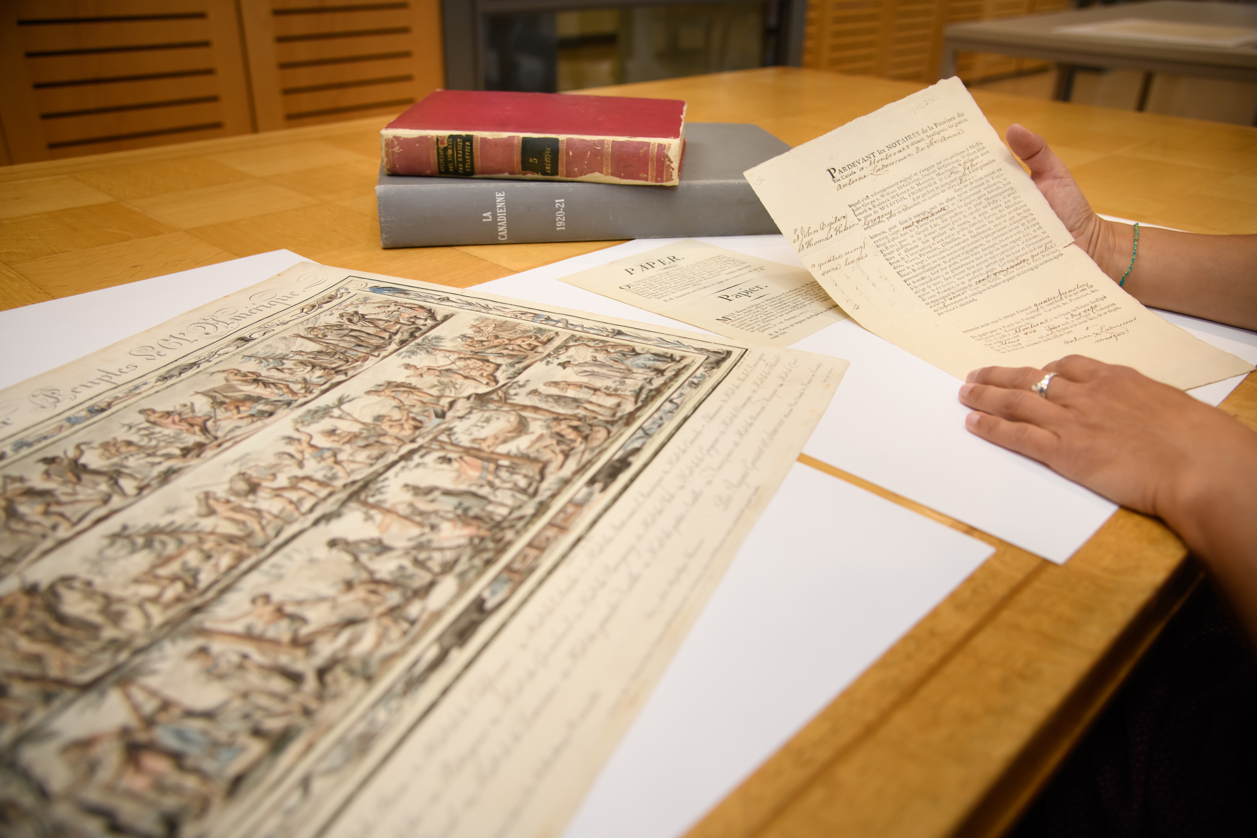 Bibliothécaire manipulant des documents anciens