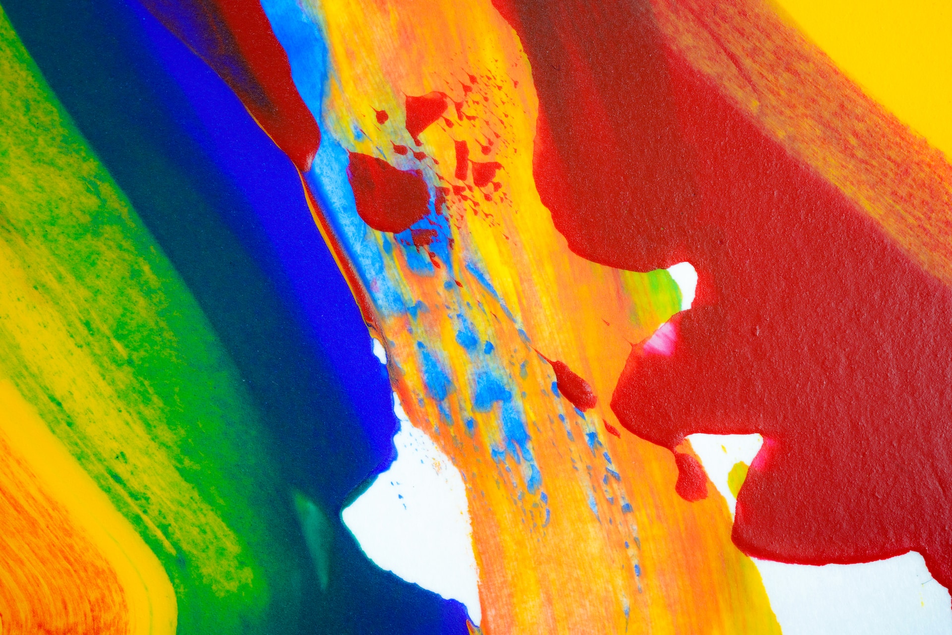 Image abstraite. Peinture de différentes couleurs éclatantes : orange, jaune, vert, bleu et rouge.