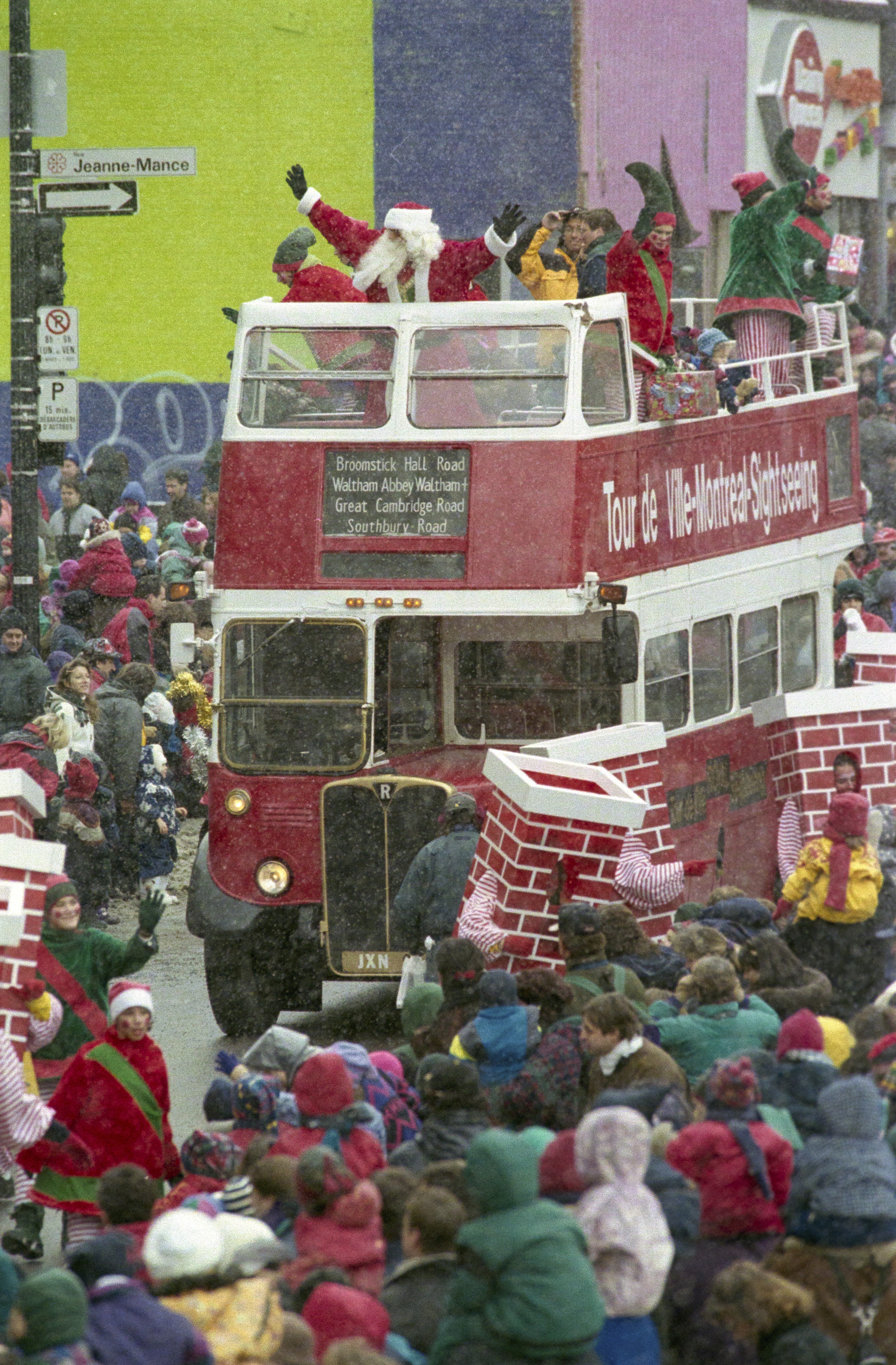 Père Noël sur le toit d'un autobus à Montréal.