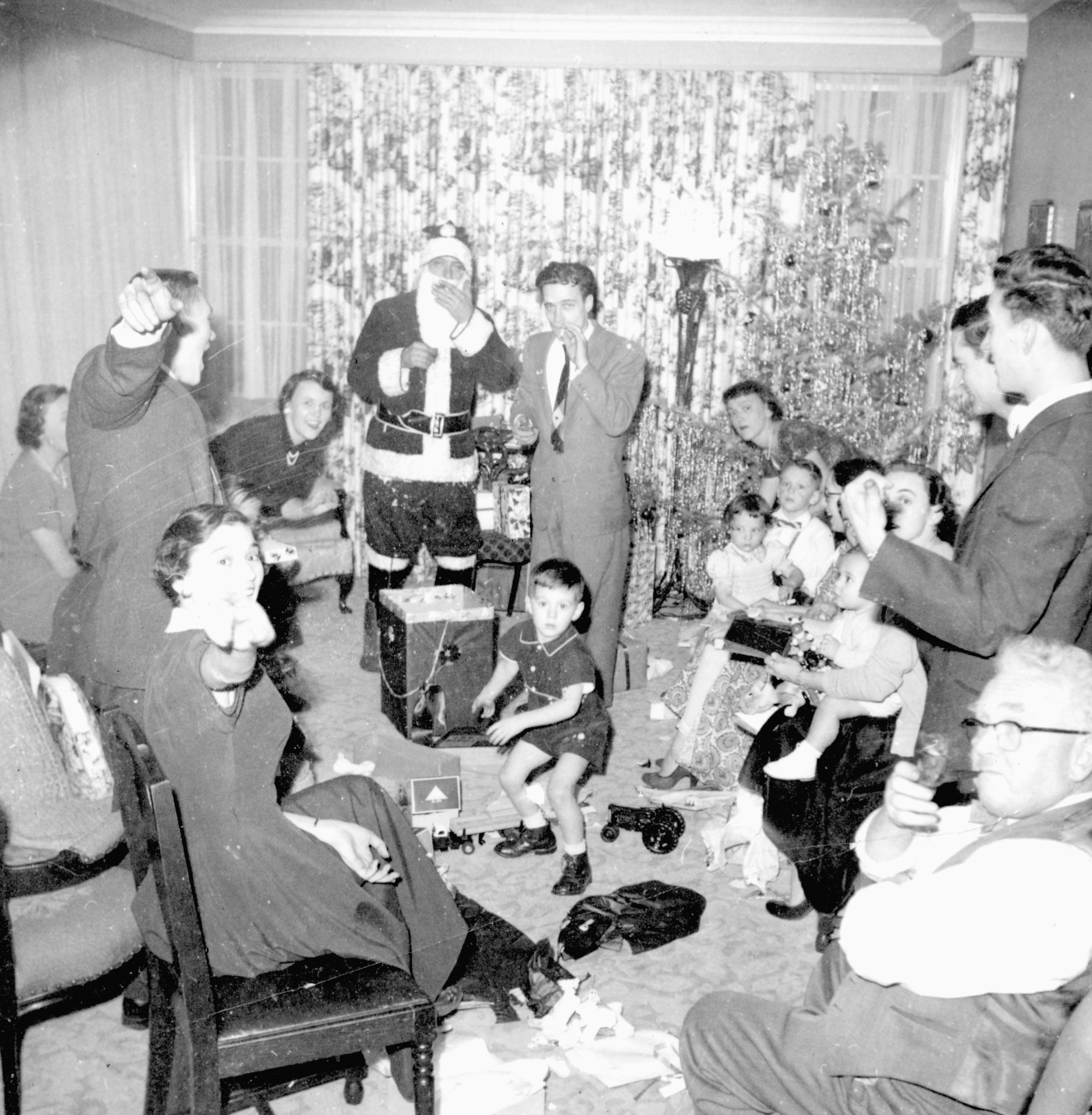 Une famille nombreuse célébrant Noël.