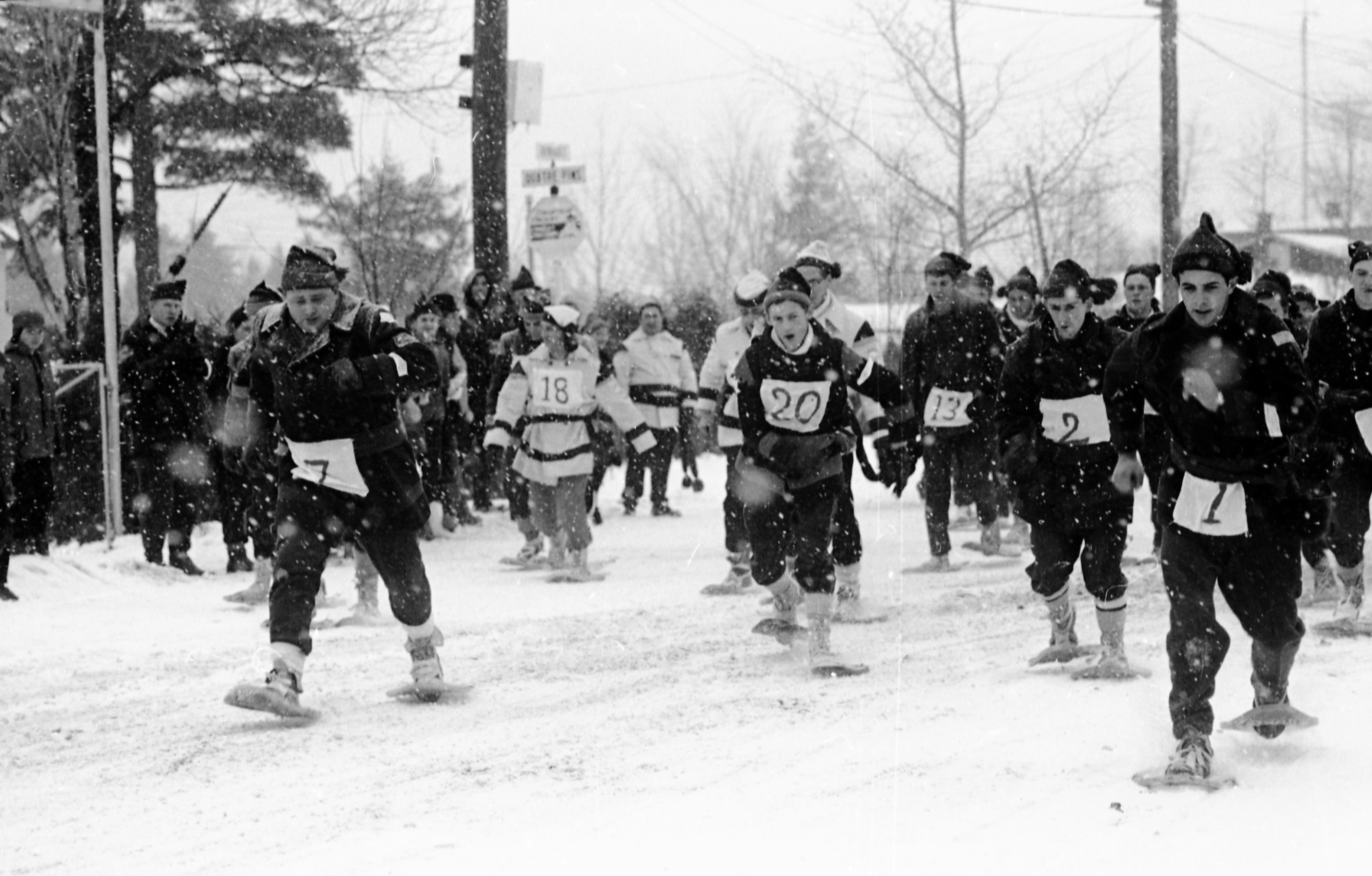 Participants lors d'une course de raquettes l'hiver.