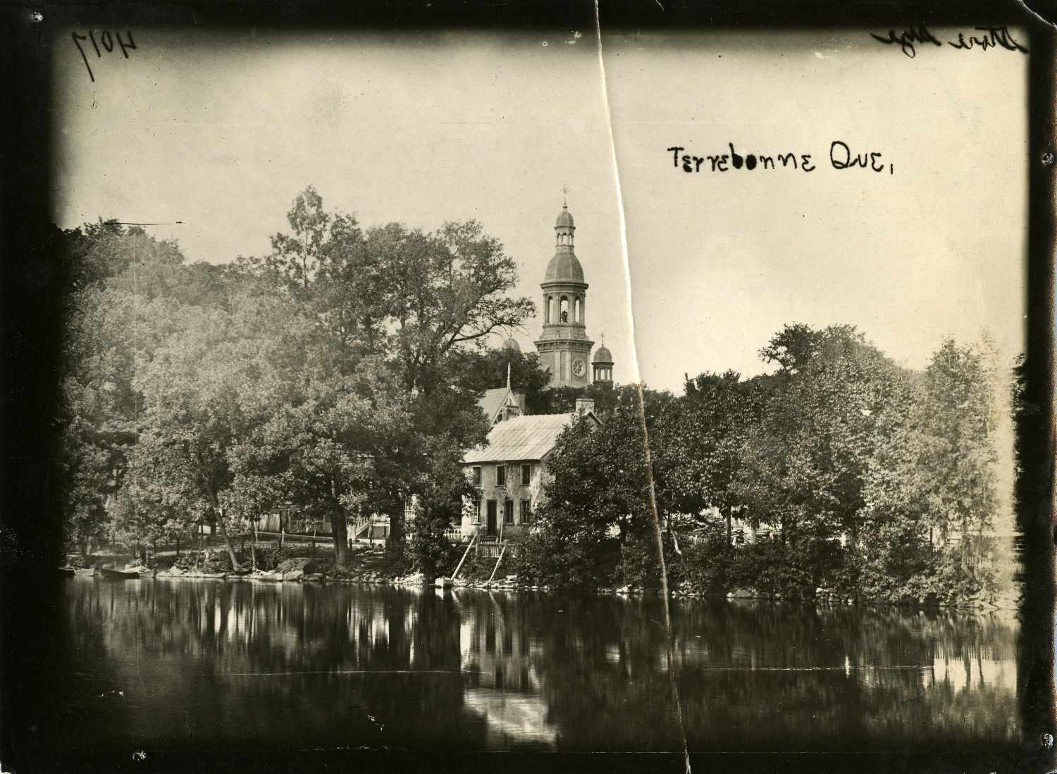 Vue de l'église Saint-Louis de Terrebonne  