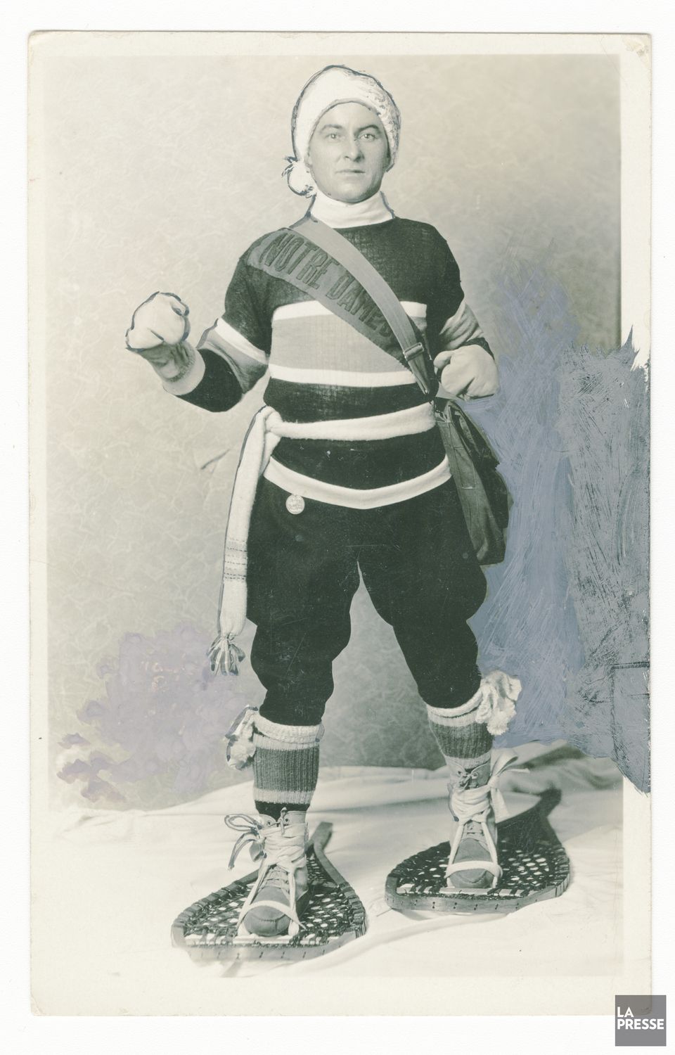 un raquetteur en action sur la neige