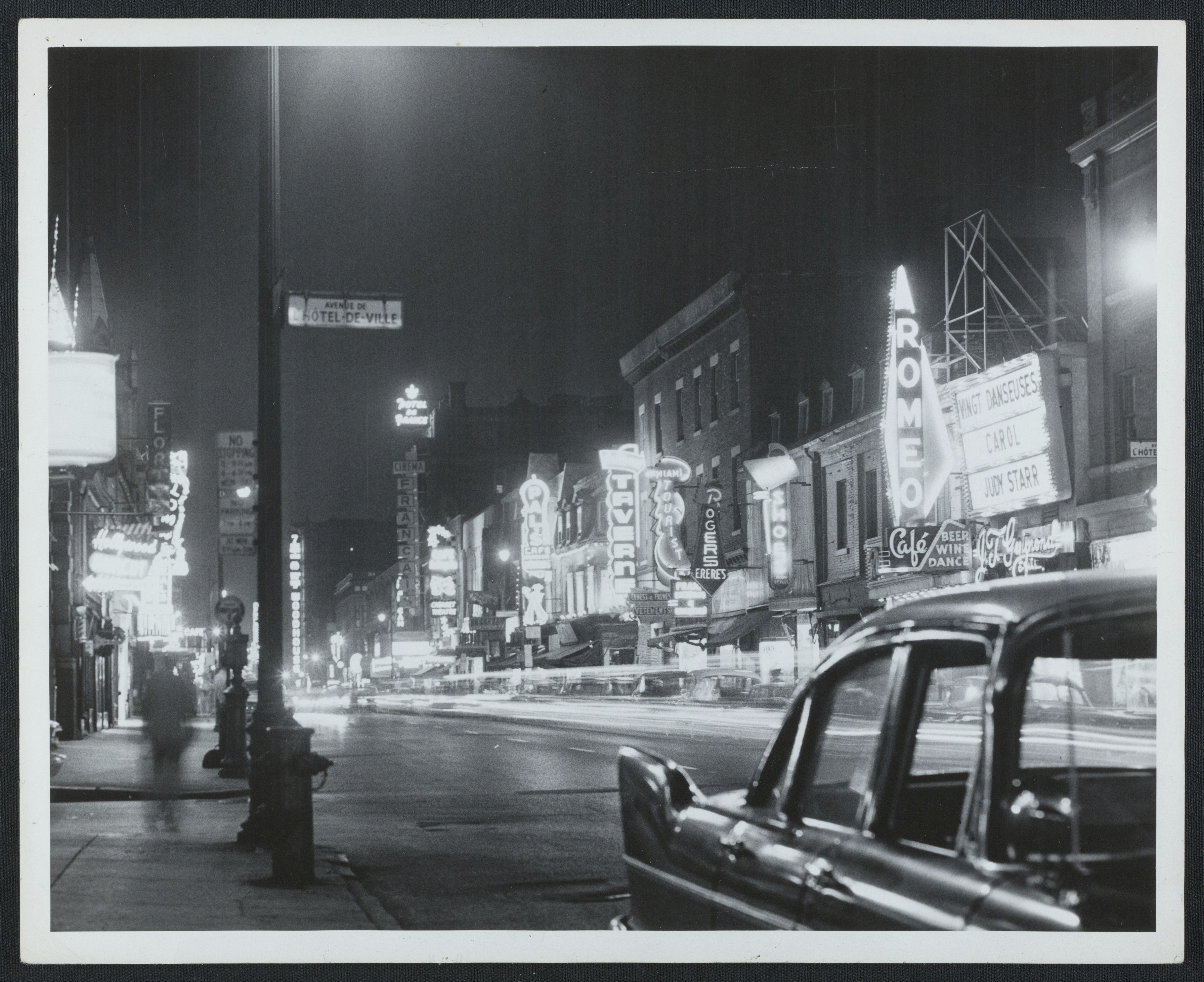 Vue sur la rue Sainte-Catherine la nuit avec ses enseignes illuminées