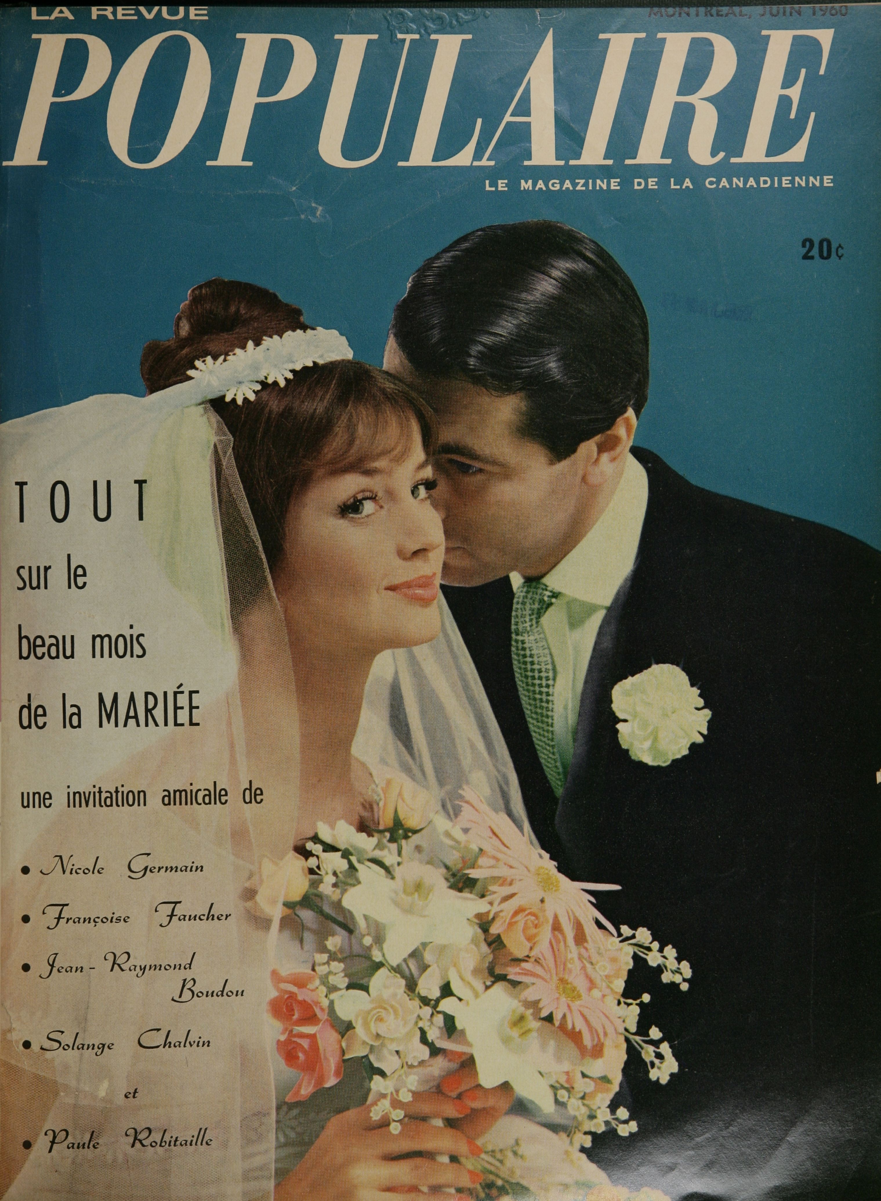 Photographie d’un couple au moment de leur mariage. L’homme porte un veston, la femme une robe de mariée. La mariée tient dans ses un main un bouquet de fleurs.