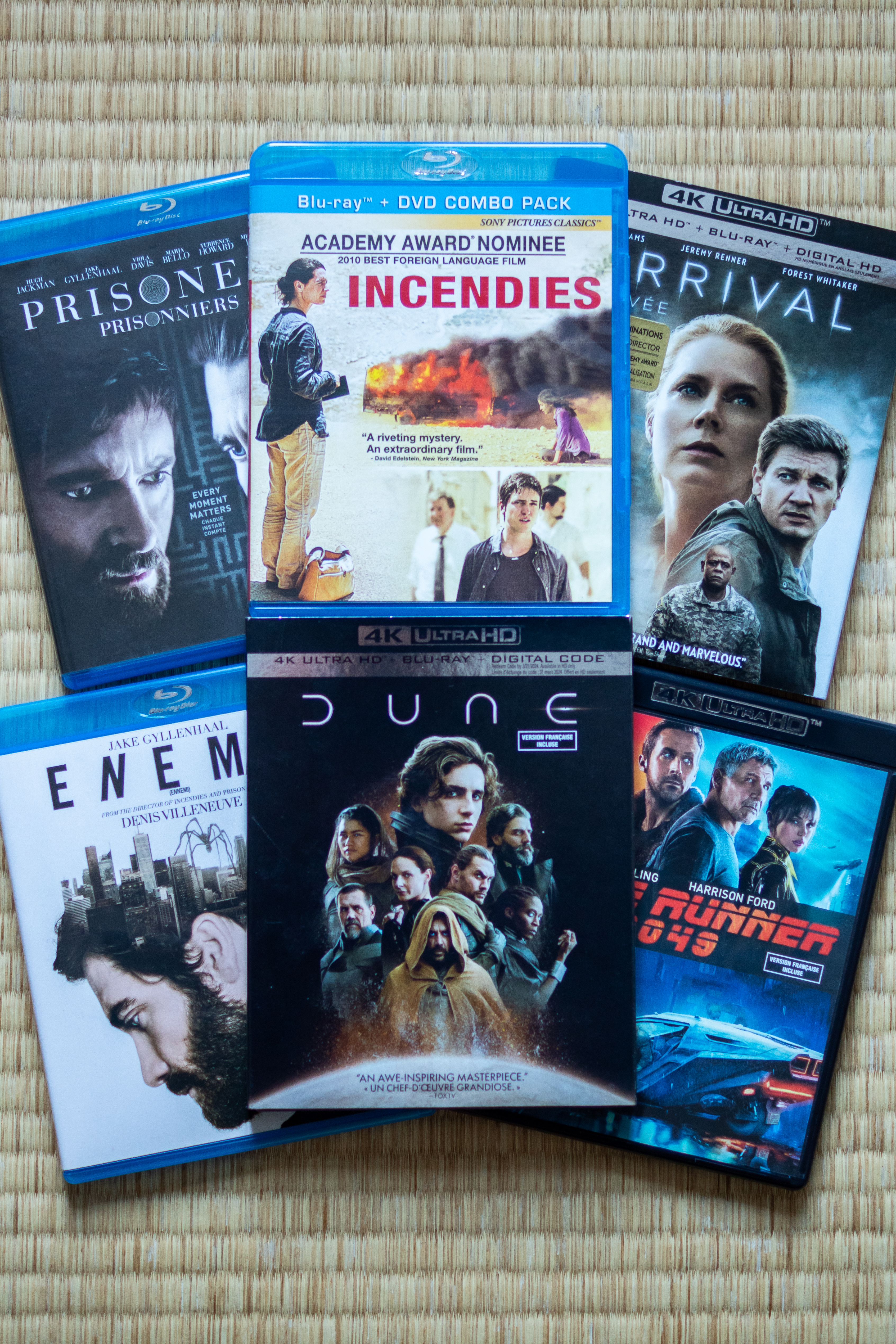 Boîtiers de six films réalisés par Denis Villeneuve : Prisonniers, Incendies, L'arrivée, Ennemi, Dune première partie et Blade Runner 2049.