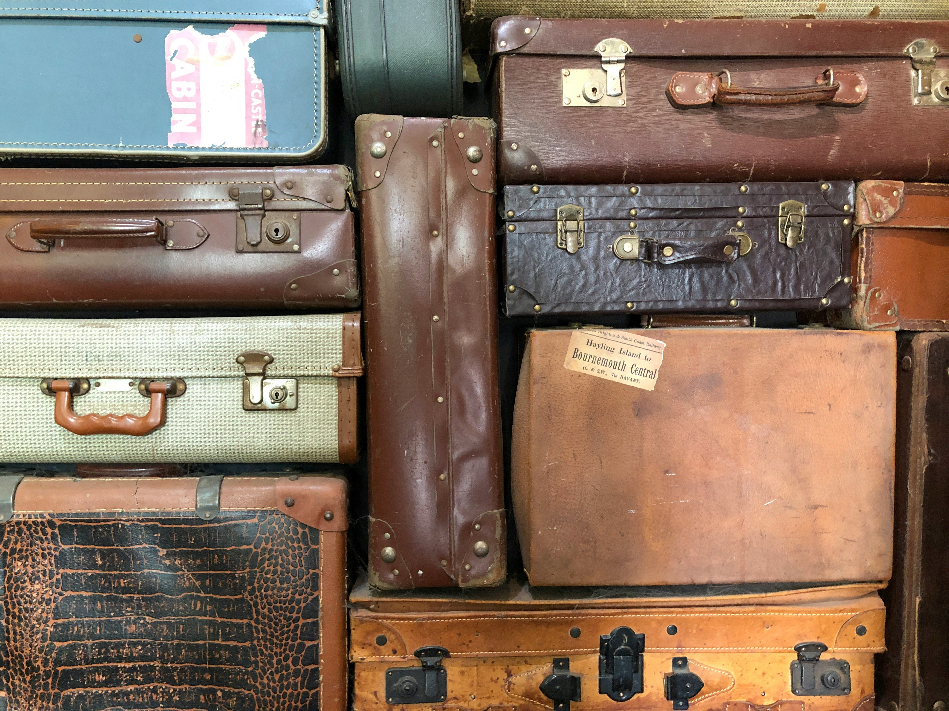 Valises vintages aux teintes de brun empilées les unes sur les autres