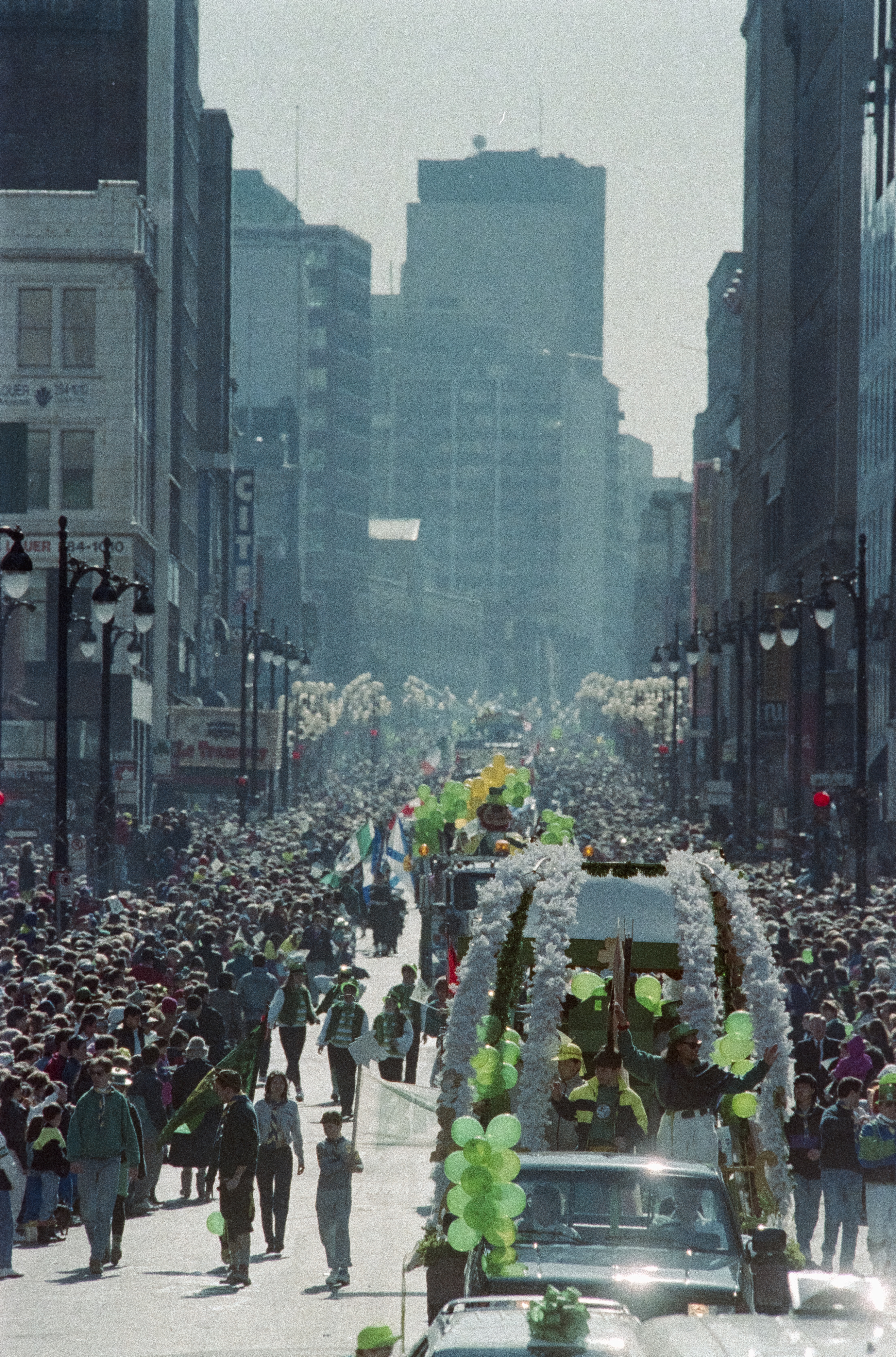 Des chars allégoriques et une foule déambulent dans les rues de Montréal.