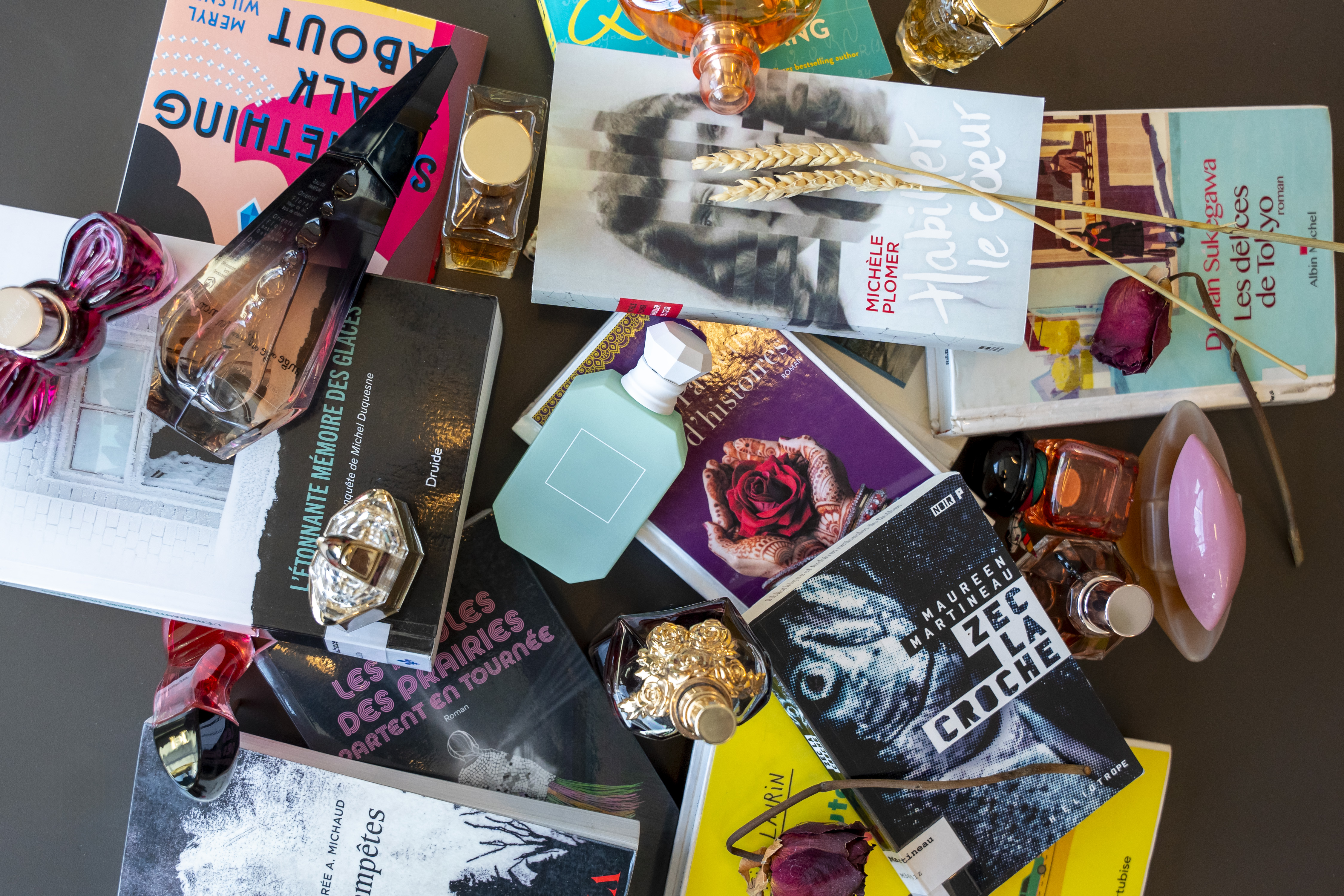 Livres et flacons de parfum.