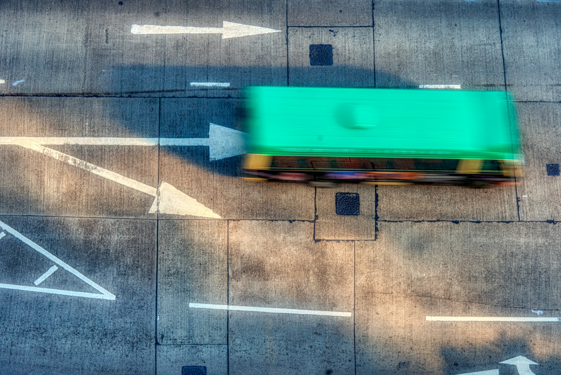 Autobus sur une route photographié d'en haut.