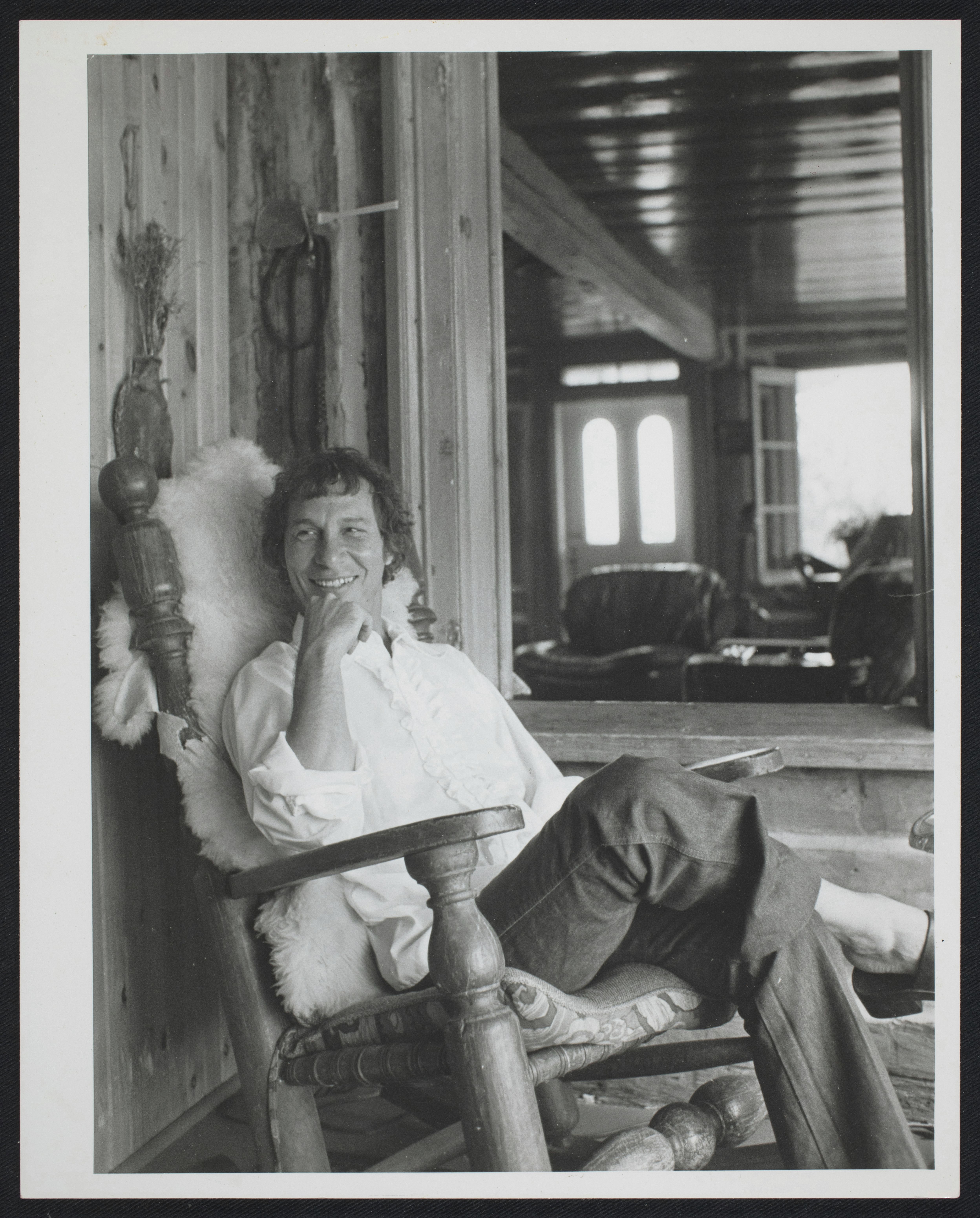 Homme assis dans une chaise berçante.