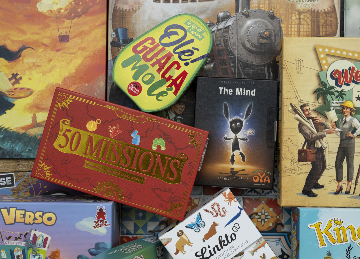 Pile de boites de jeux de société pêle-mêle