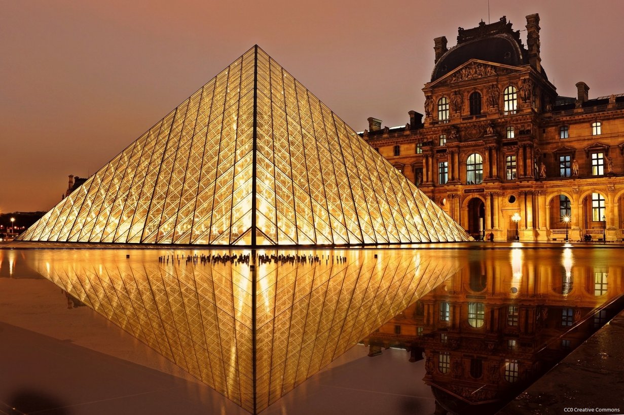 Photo en couleur de la pyramide du Louvre à Paris.