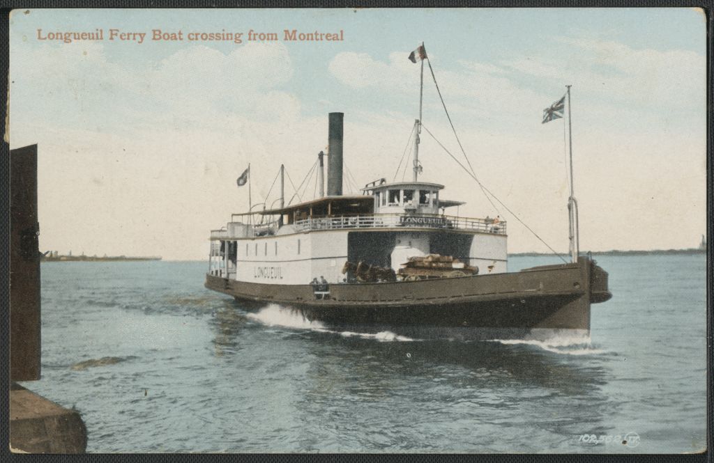On aperçoit le traversier de Longueuil sur l'eau.