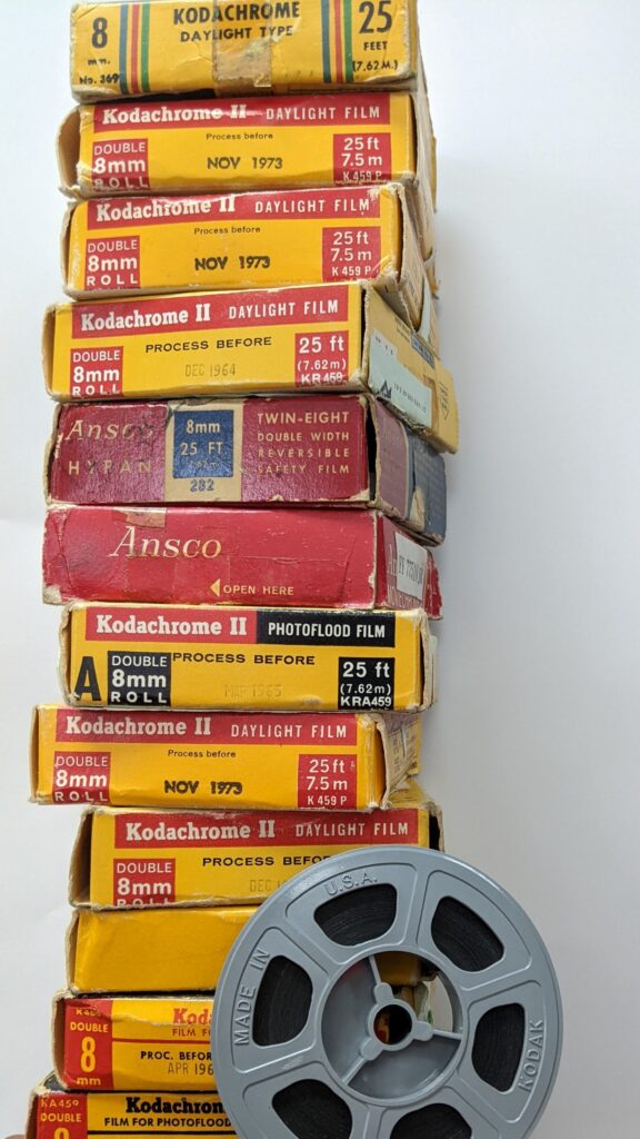Boîtes de bobines de films empilées.