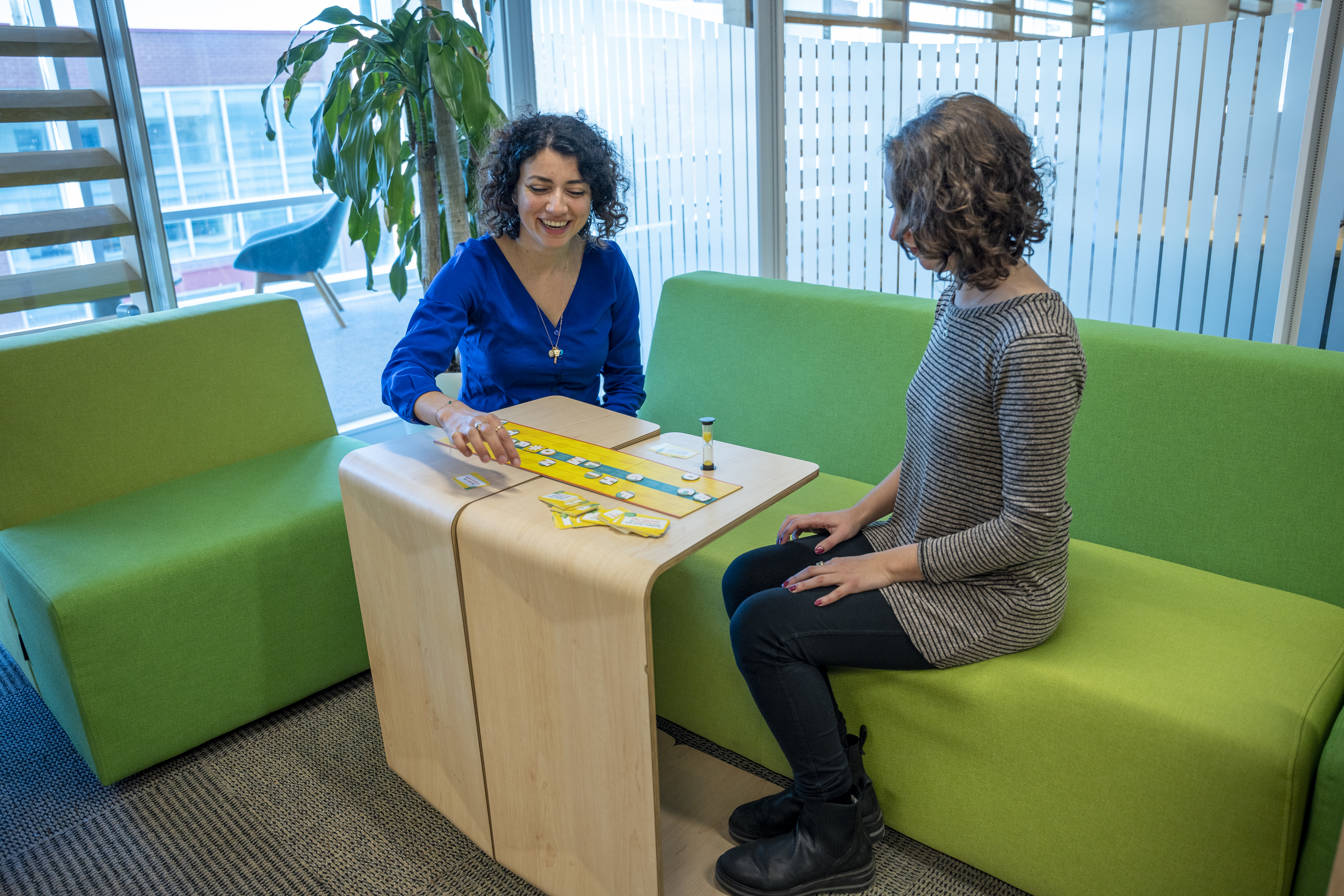 Deux femmes jouant à un jeu de société