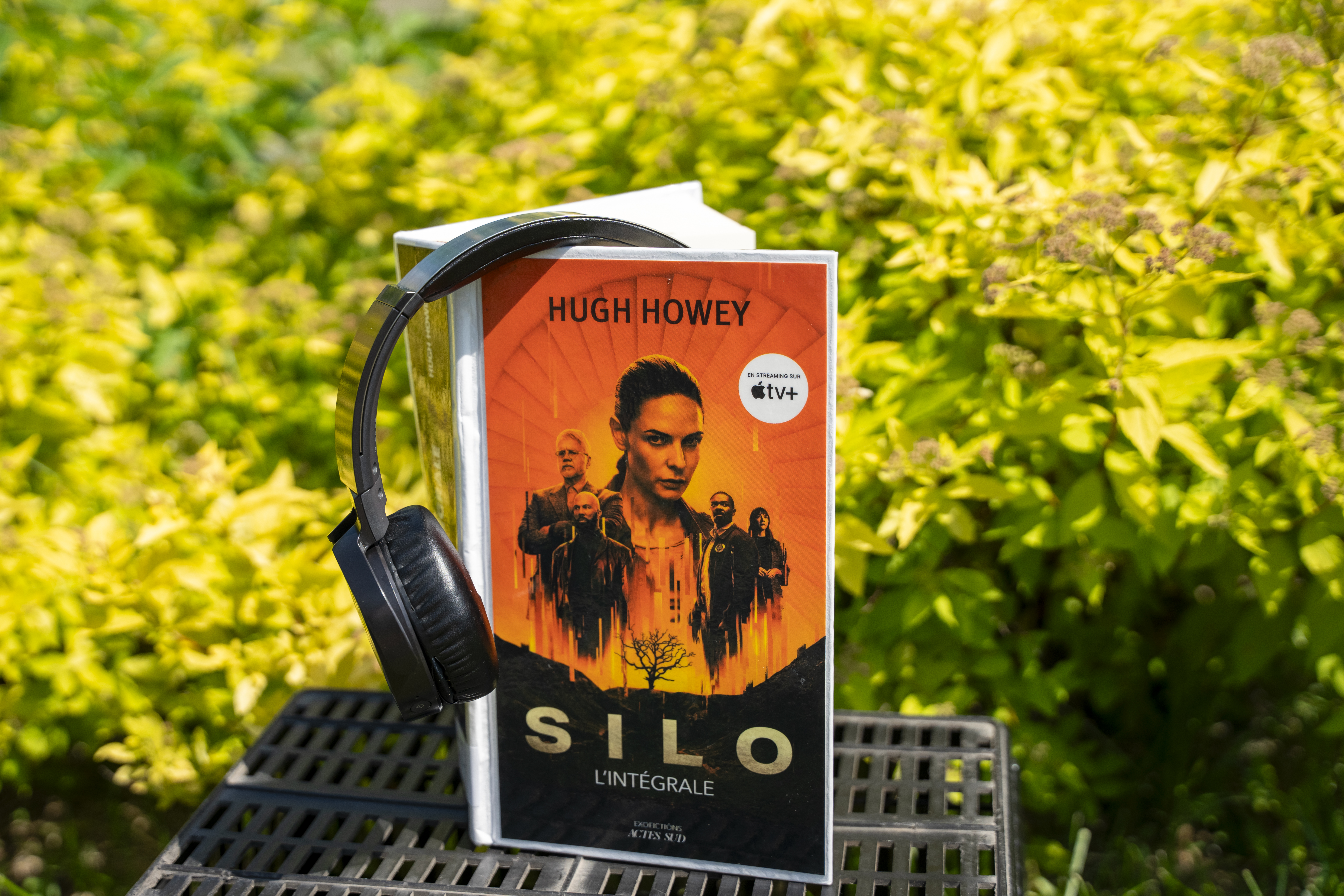 Le livre Silo de Hugh Howey avec un casque d'écoute.