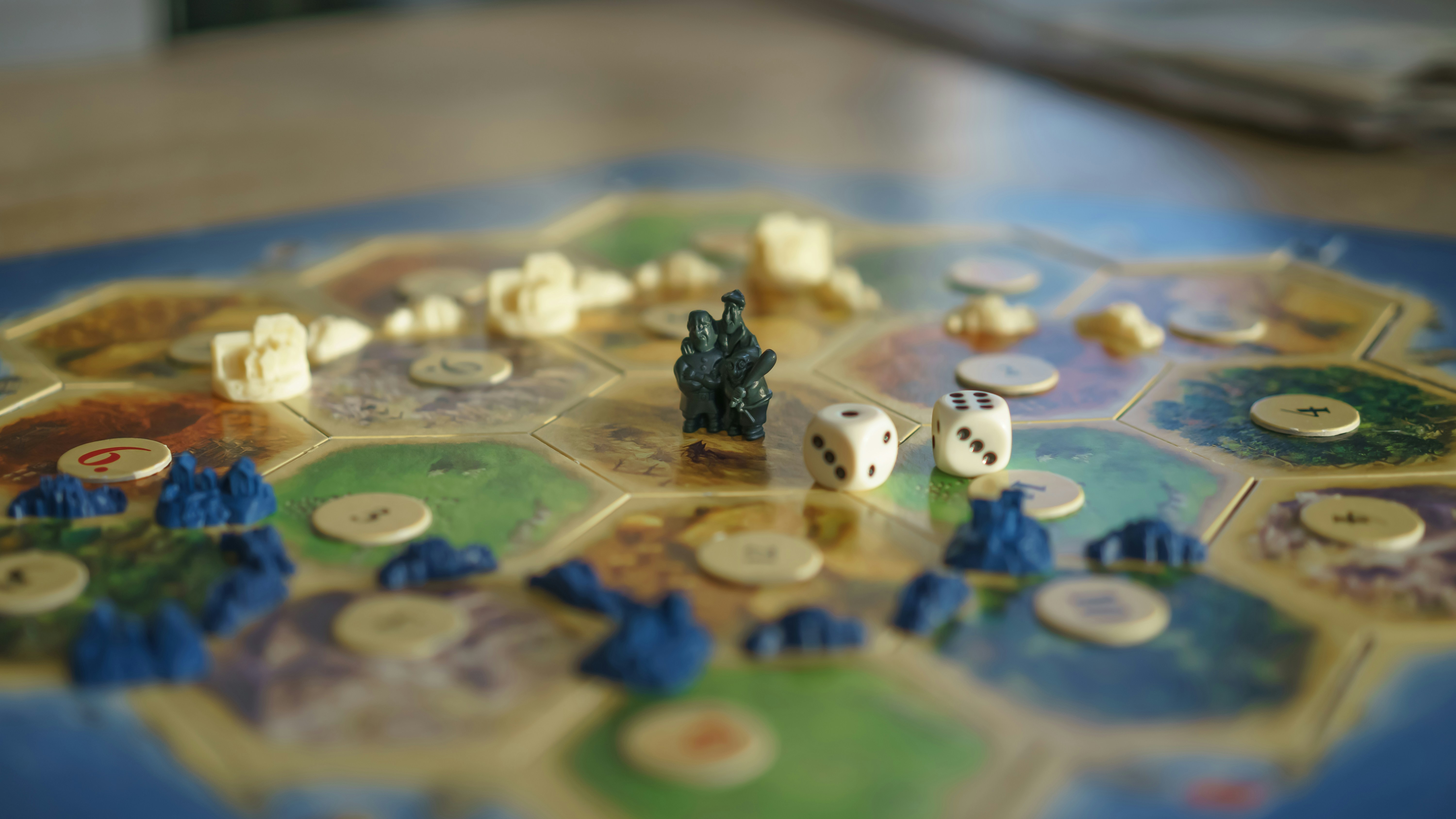 pions et dés sur un plateau de jeu de société