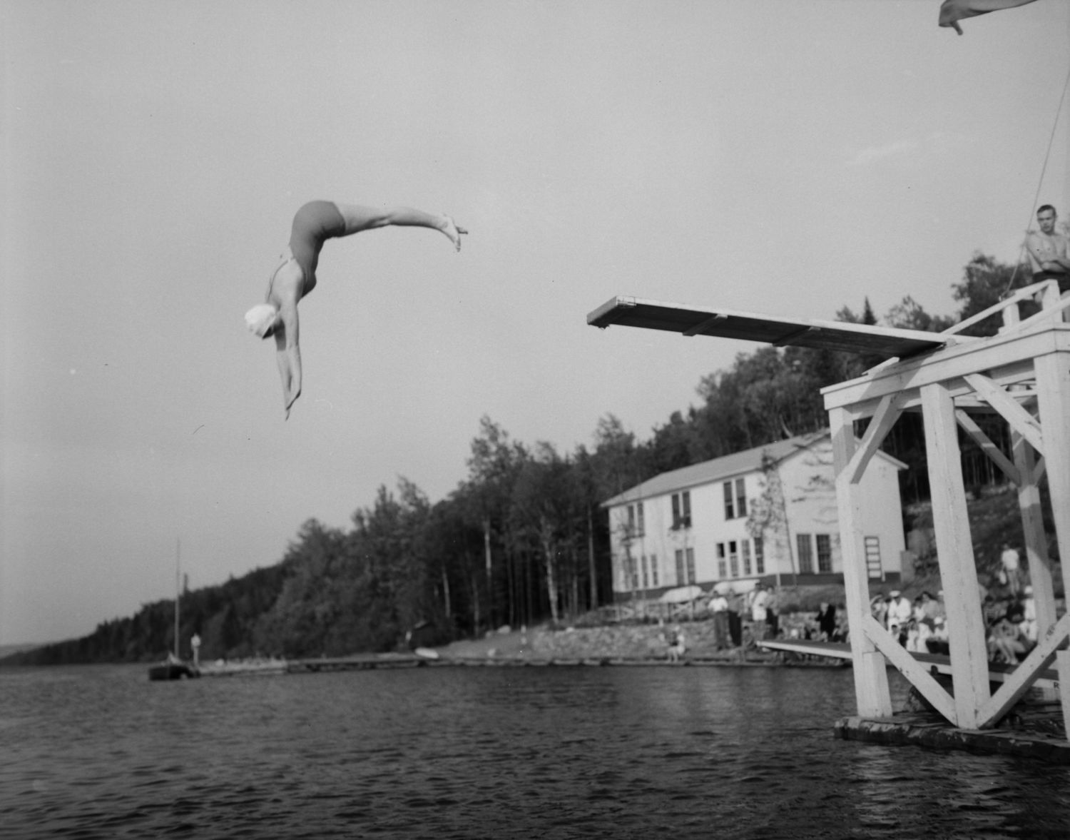 Vue noir et blanc d'une femme plongeant dans un lac.
