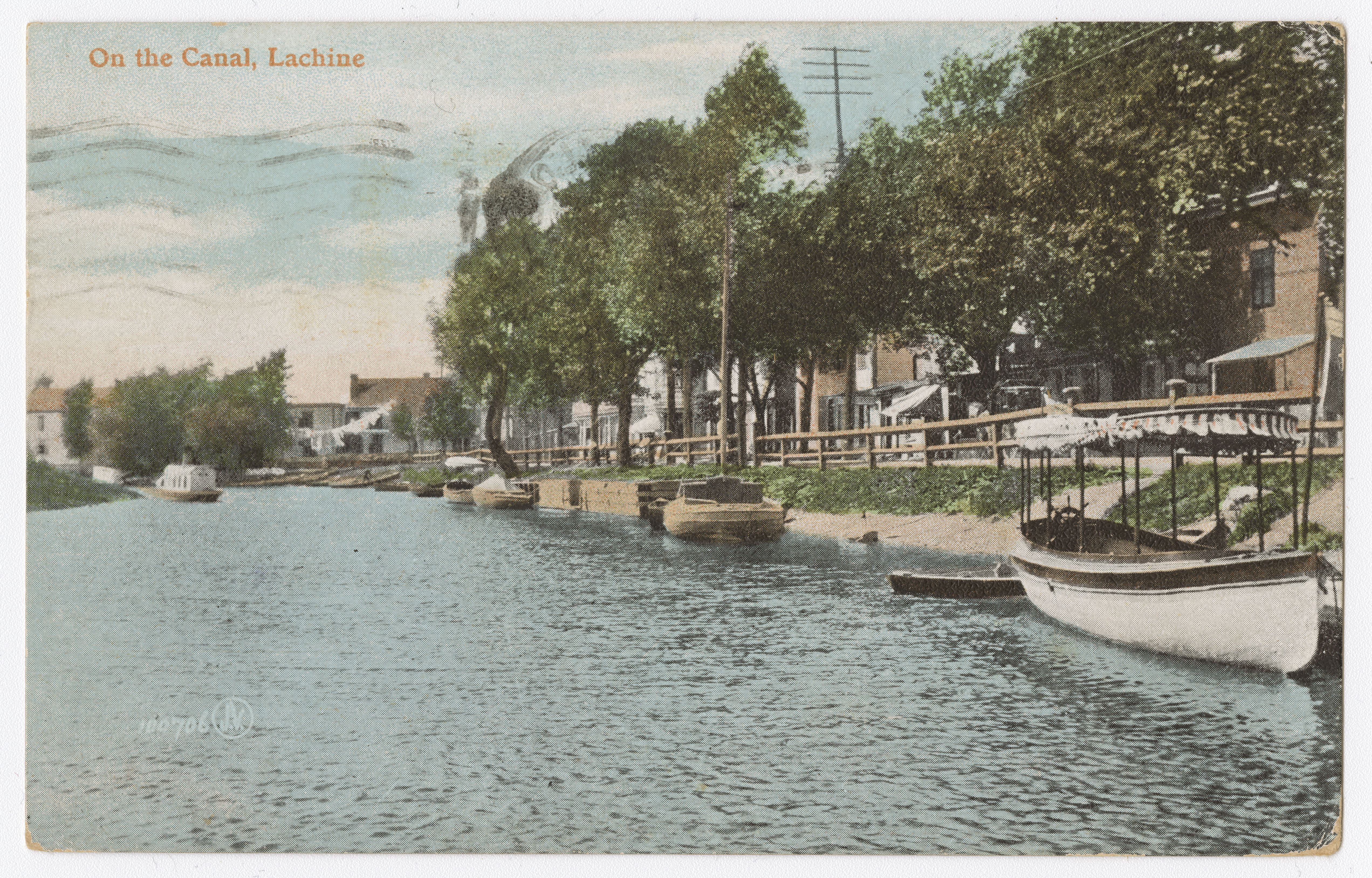 Vue du canal de Lachine, sur laquelle on aperçoit des canots accostés le long de quais.