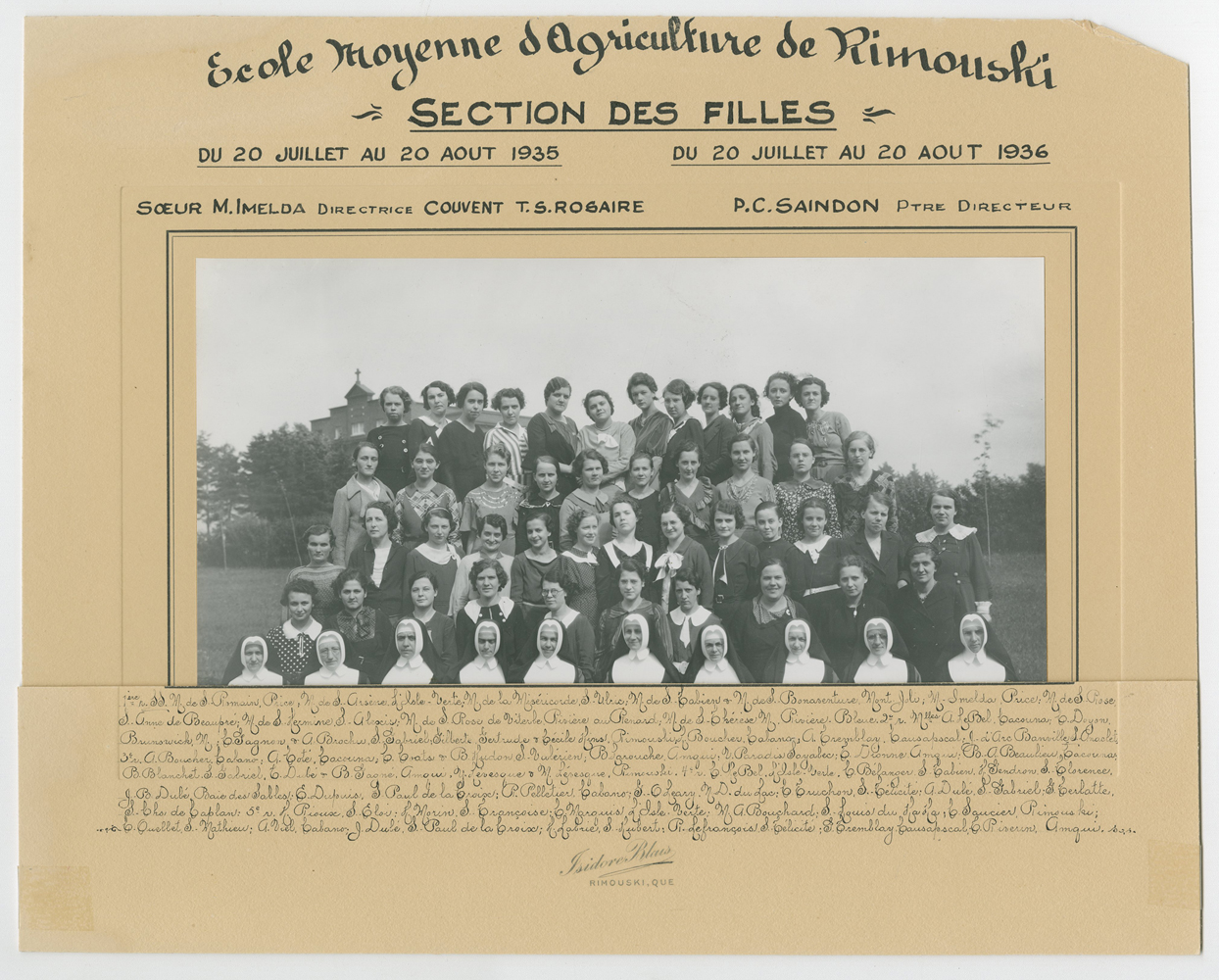 Photo d'une classe de jeunes filles avec des religieuses au premier rang.