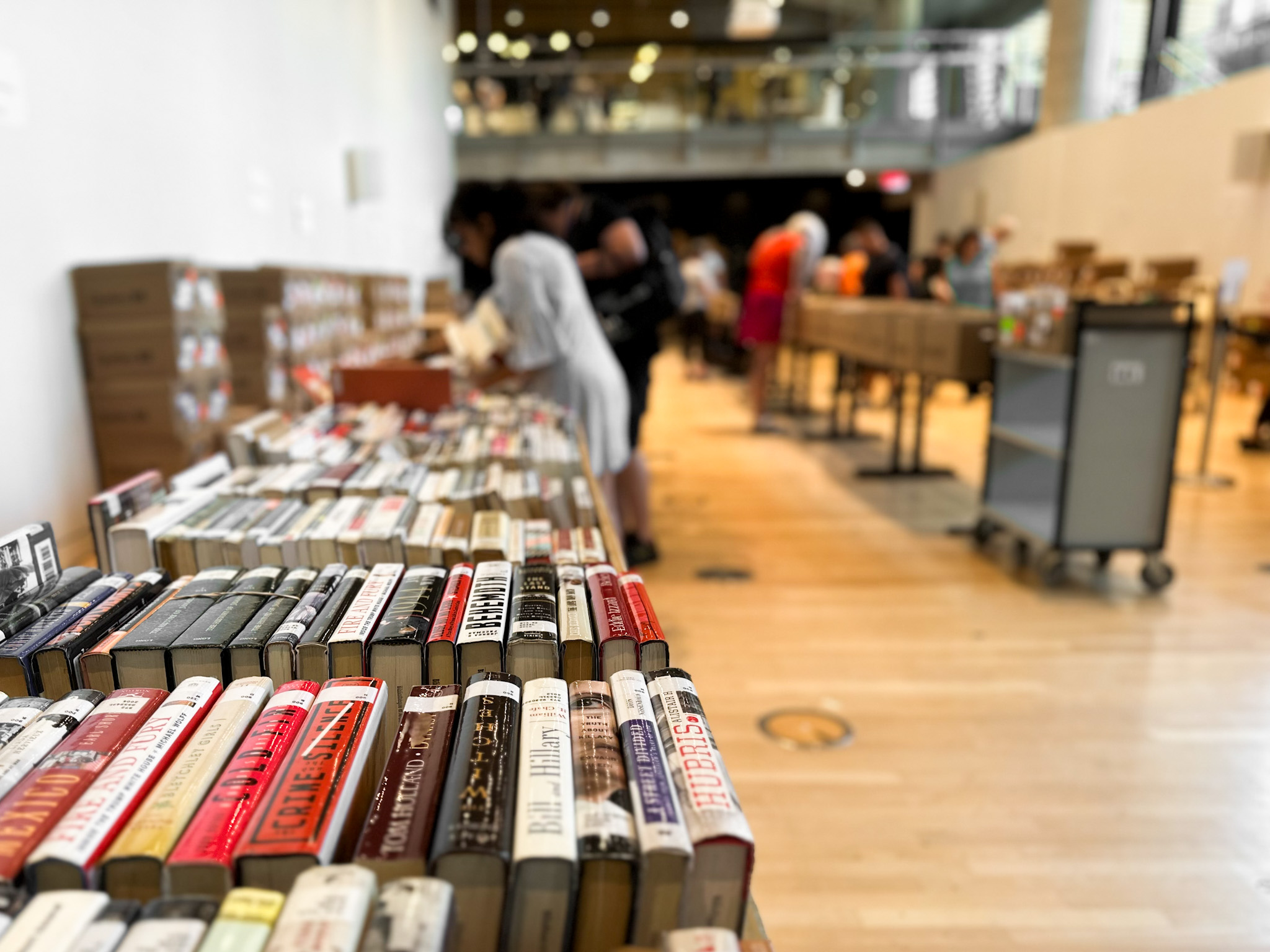 Livres dans des bacs avec des gens qui les regardent