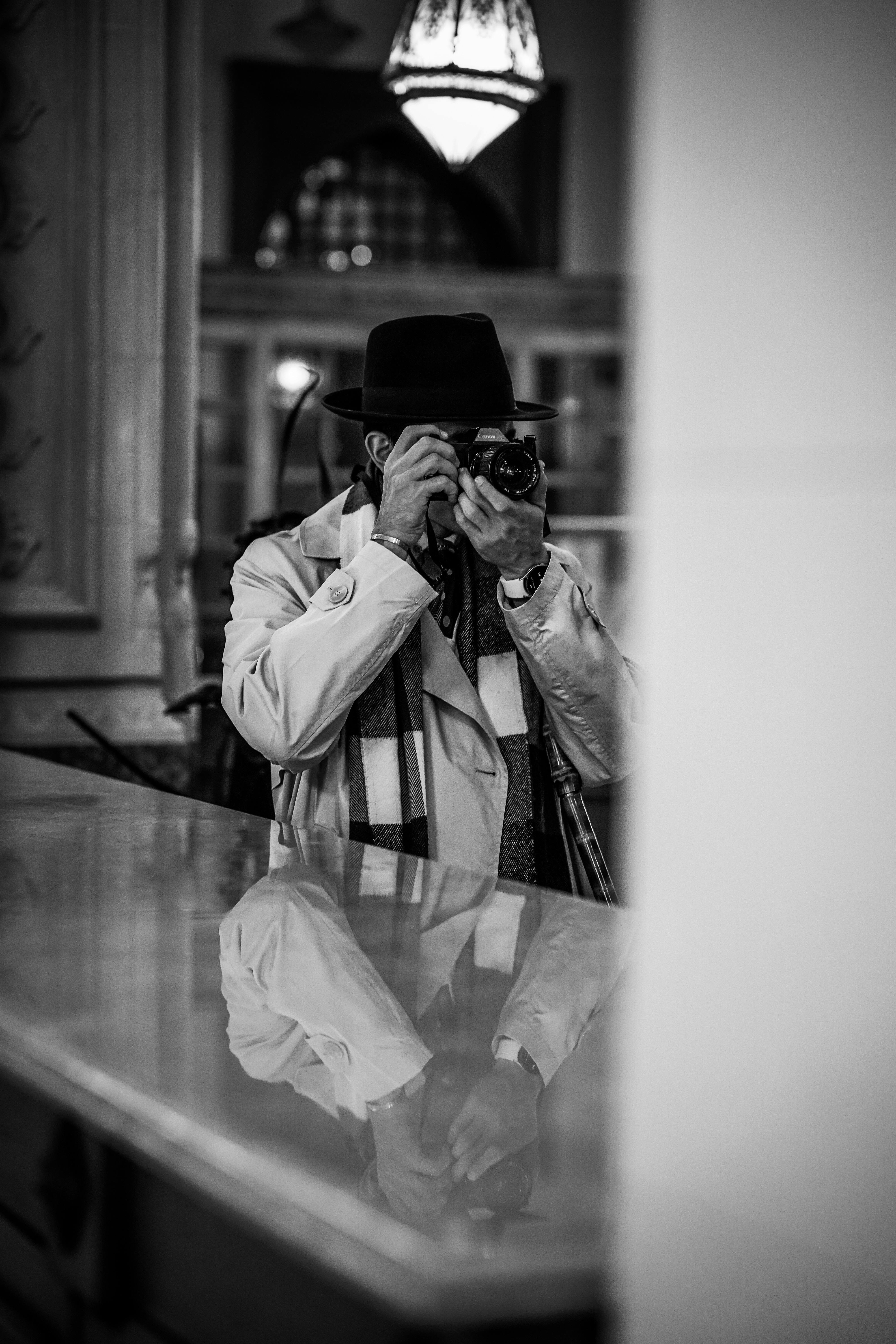 Homme prenant une photo
