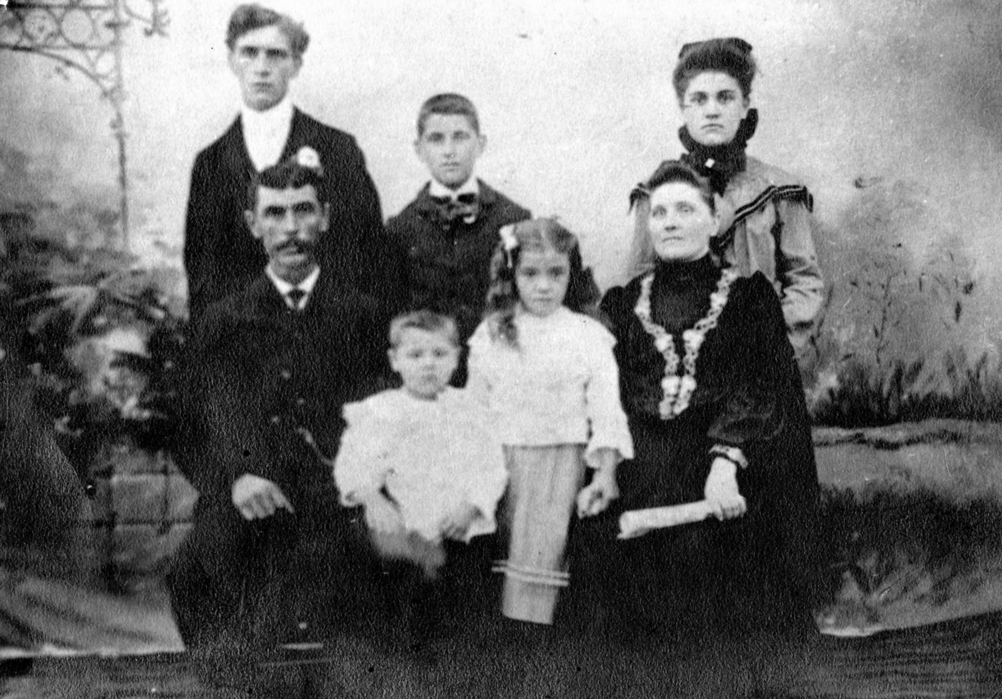 Photo ancienne d'une famille montrant le père, la mère et leurs cinq enfants.
