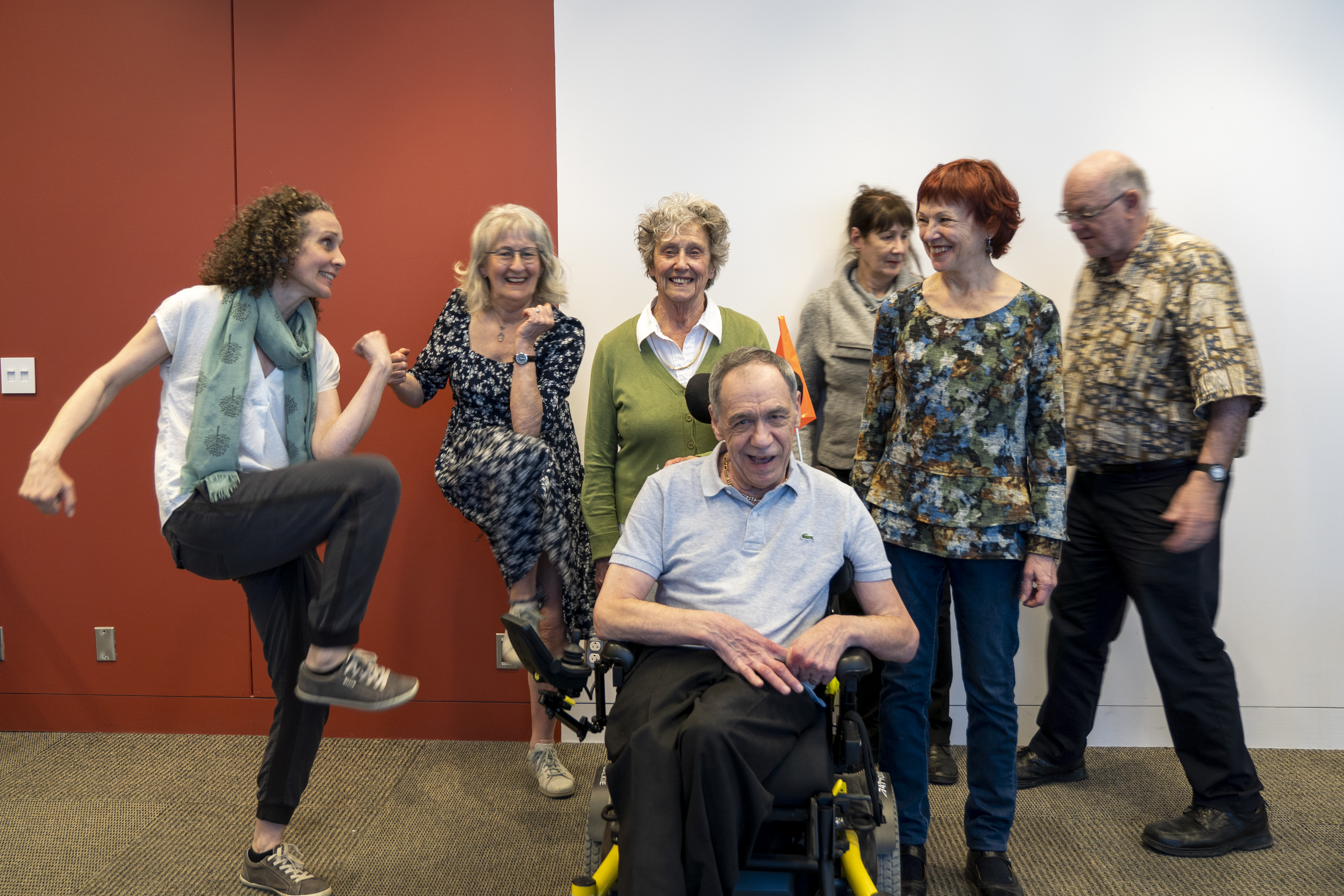 Groupe de personnes aînées enjouées