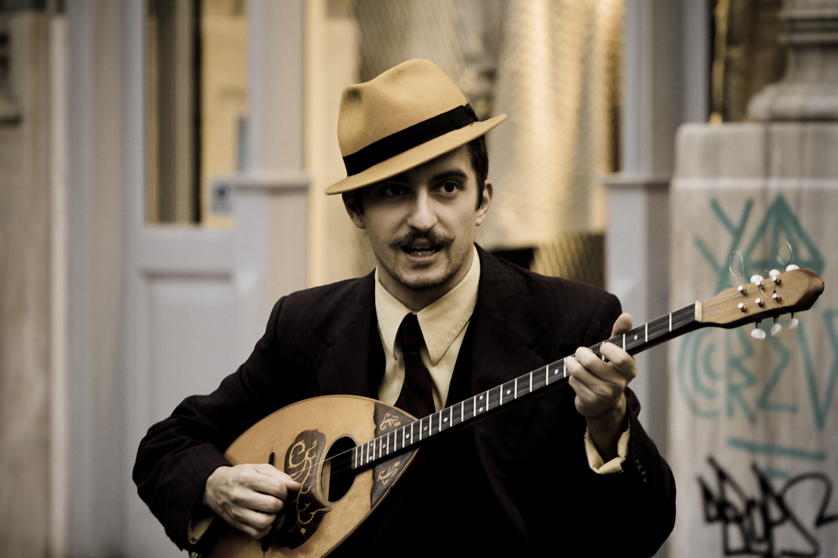 Homme jouant du bouzouki.